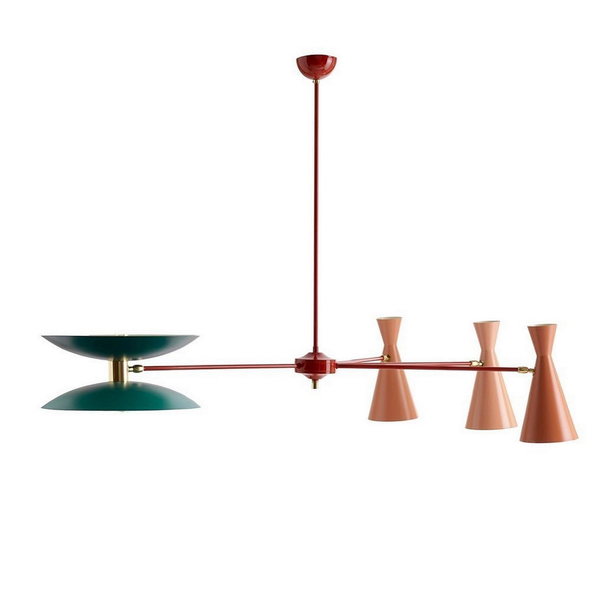 Étude d'équilibre et d'audace, ce lustre sculptural canalise la géométrie expressive des maîtres italiens du milieu du siècle tout en offrant une toile contemporaine pour la personnalisation.
Trois bras s'étendent à partir d'une colonne centrale en