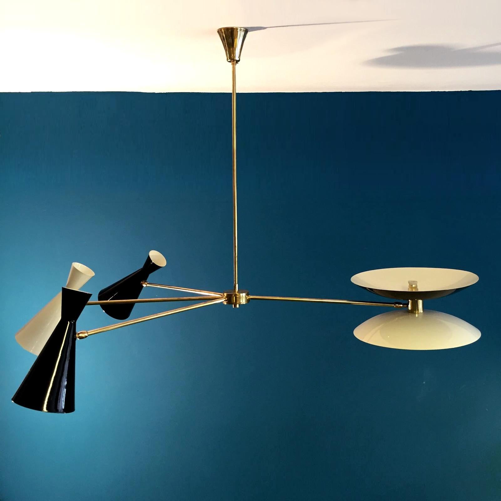 Italiano Lampadario scultoreo a 4 bracci in ottone italiano, stile metà del secolo scorso, su misura in vendita