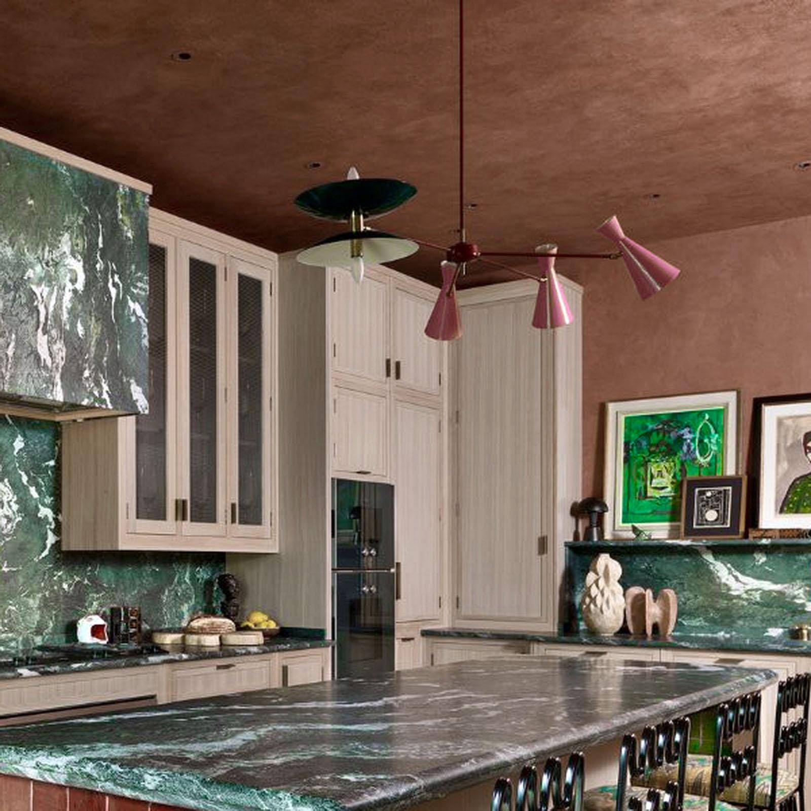 Laqué Lustre sculptural en laiton italien à 4 branches équilibrées, style milieu de siècle, sur mesure en vente