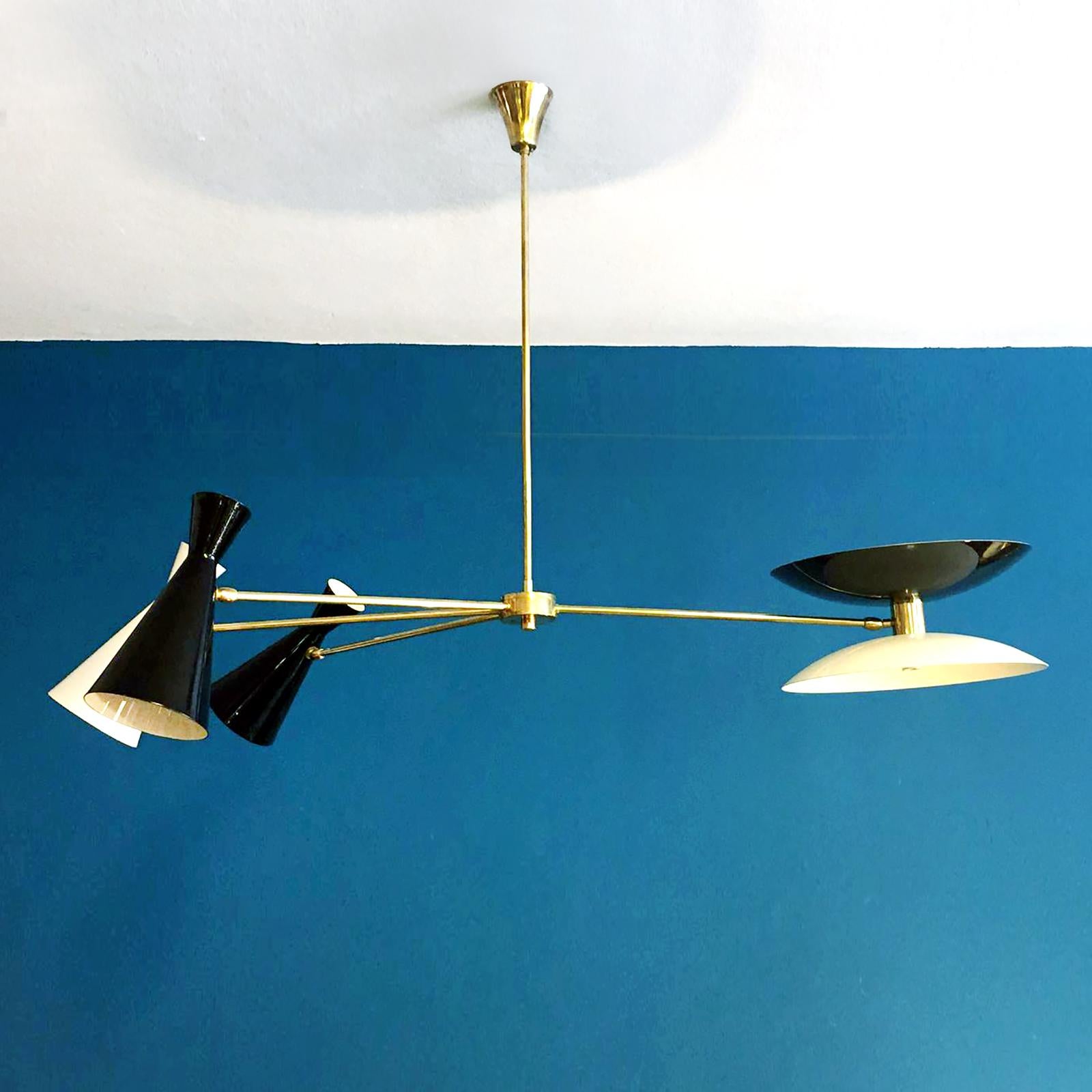 XXI secolo e contemporaneo Lampadario scultoreo a 4 bracci in ottone italiano, stile metà del secolo scorso, su misura in vendita