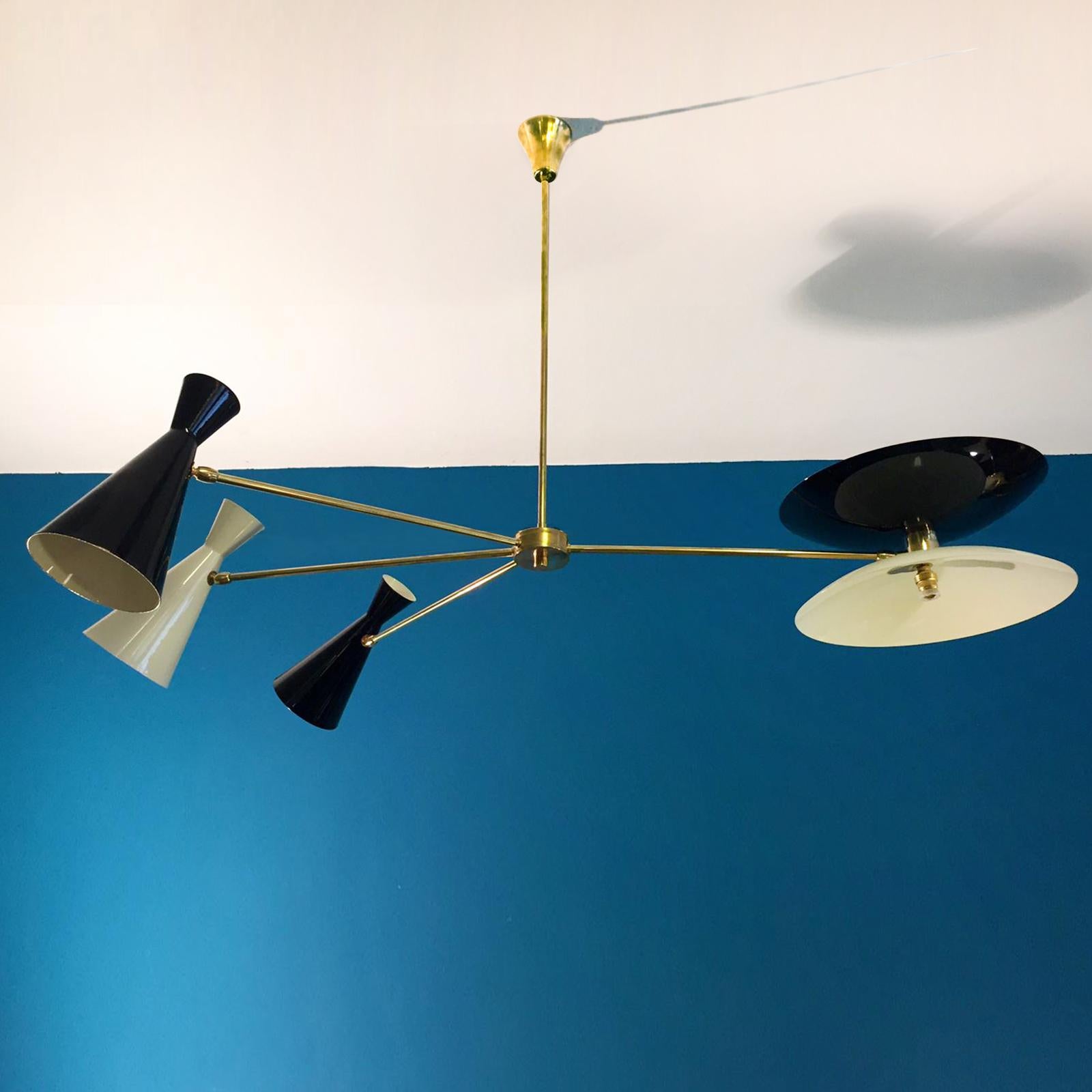 Aluminium Lustre sculptural en laiton italien à 4 branches équilibrées, style milieu de siècle, sur mesure en vente