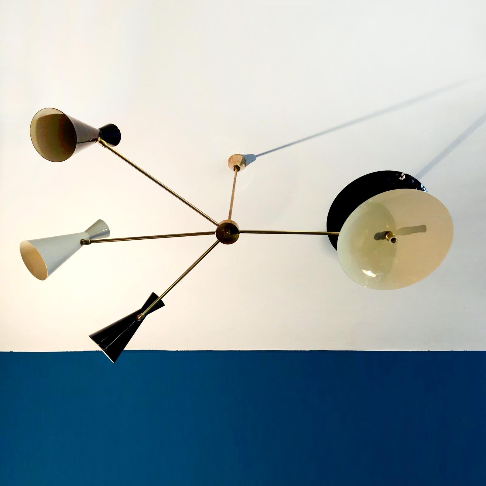 Alluminio Lampadario scultoreo a 4 bracci in ottone italiano, stile metà del secolo scorso, su misura in vendita