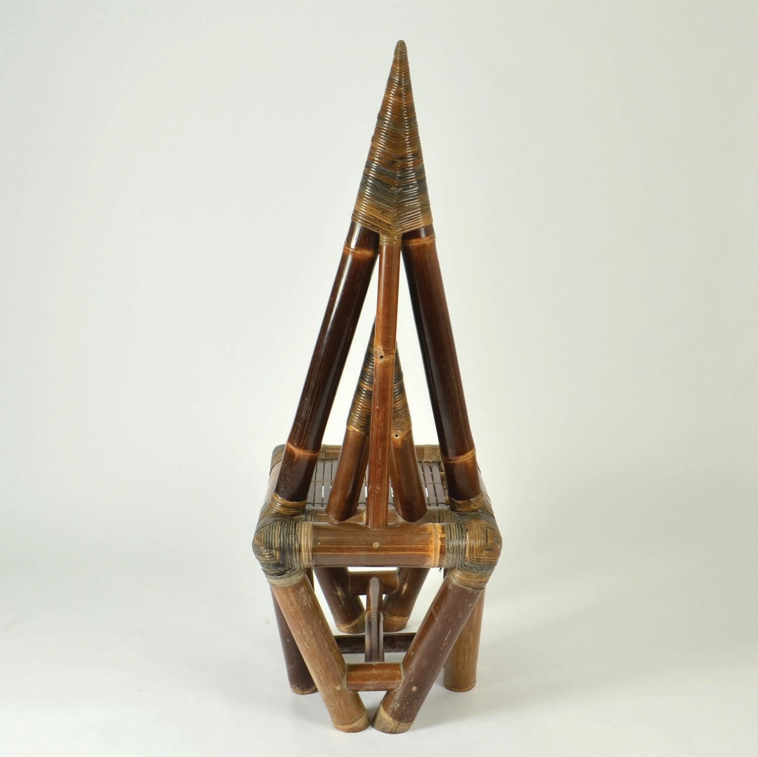 Silla escultural de bambú años 50 con respaldo triangular en venta 7