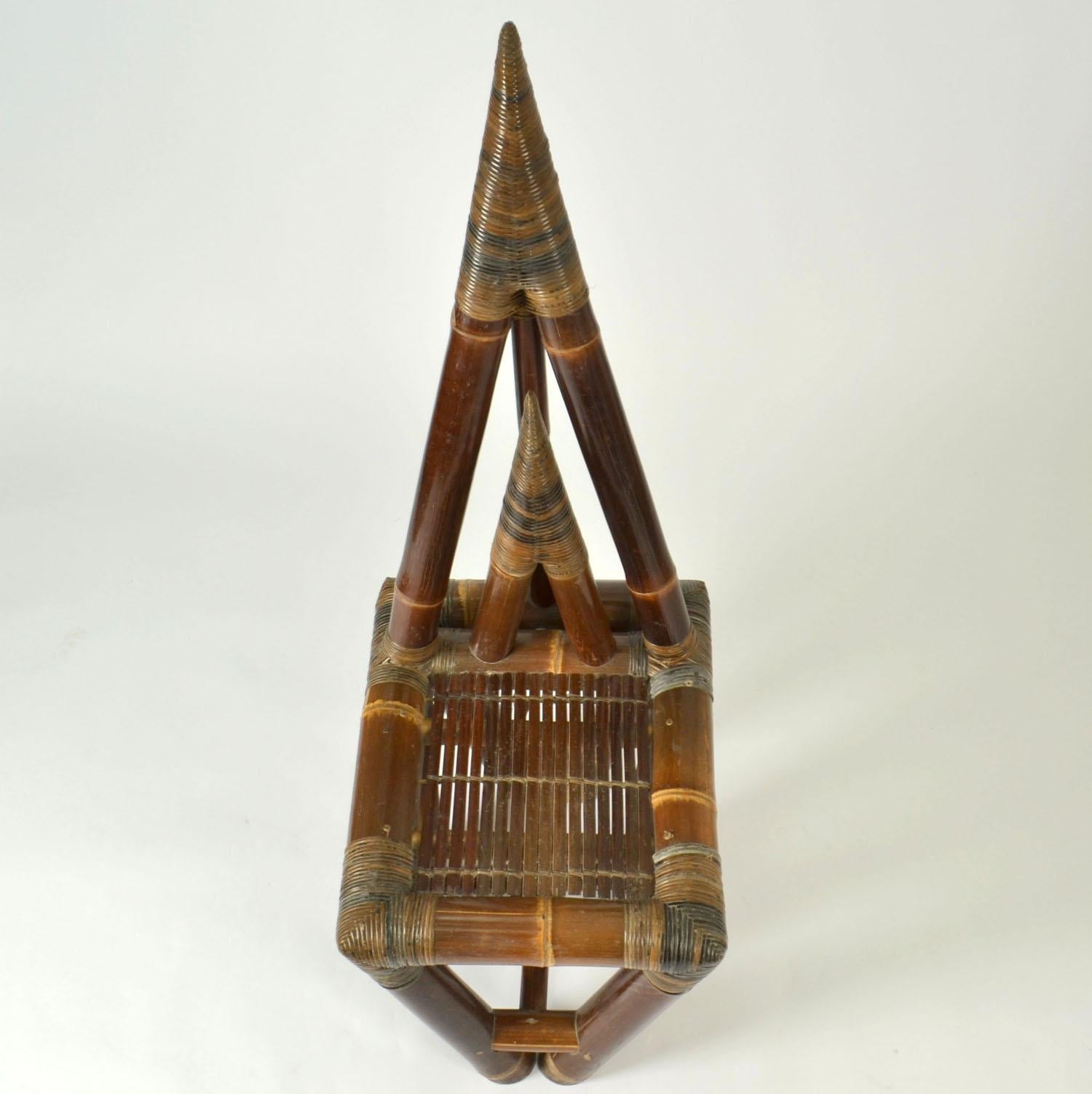 Silla escultural de bambú años 50 con respaldo triangular en venta 8