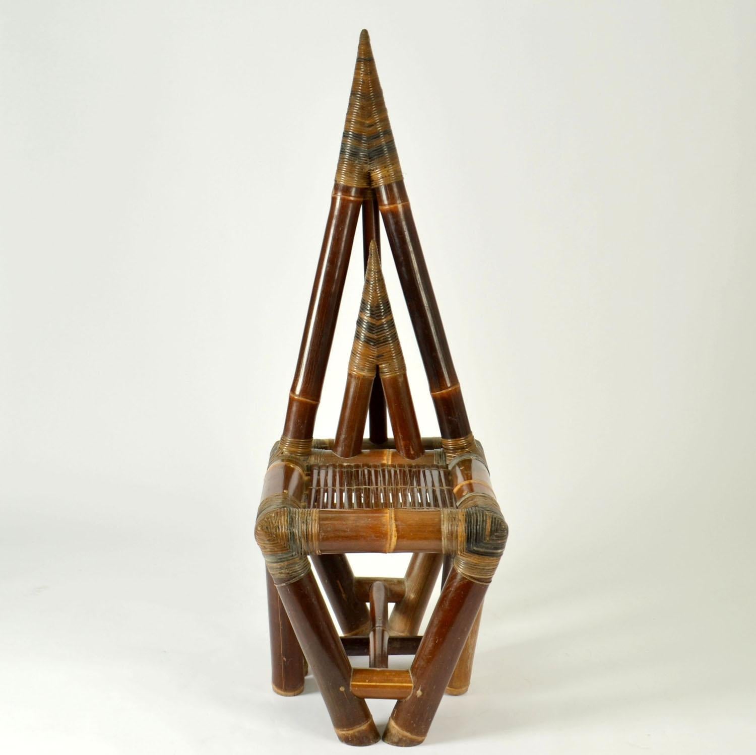 Silla escultural de bambú años 50 con respaldo triangular Moderno de mediados de siglo en venta