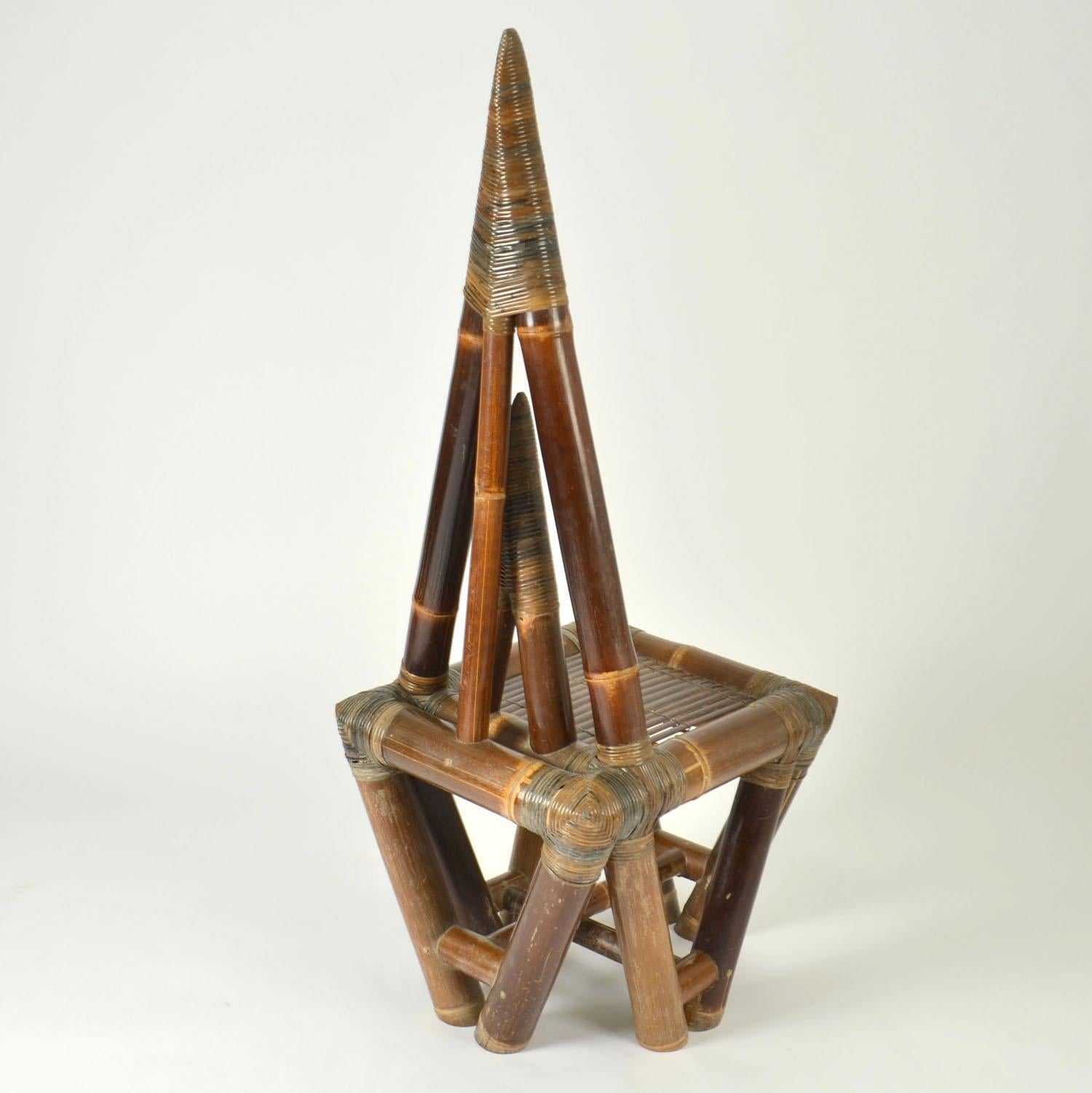 Silla escultural de bambú años 50 con respaldo triangular Francés en venta