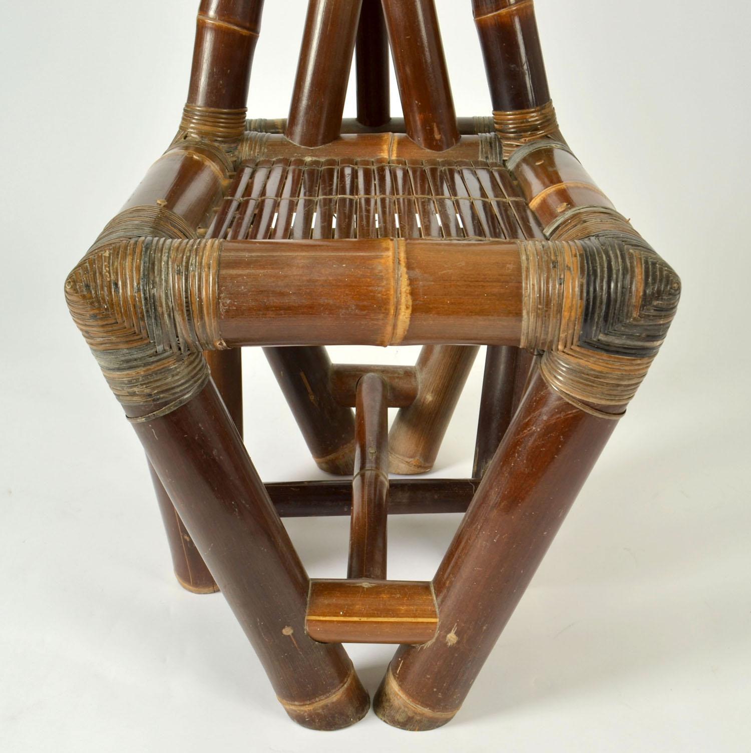 Silla escultural de bambú años 50 con respaldo triangular mediados del siglo XX en venta