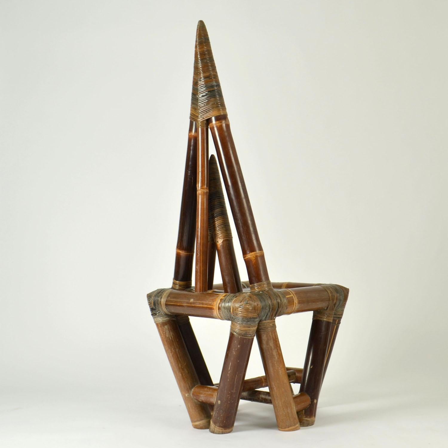 Silla escultural de bambú años 50 con respaldo triangular Bambú en venta