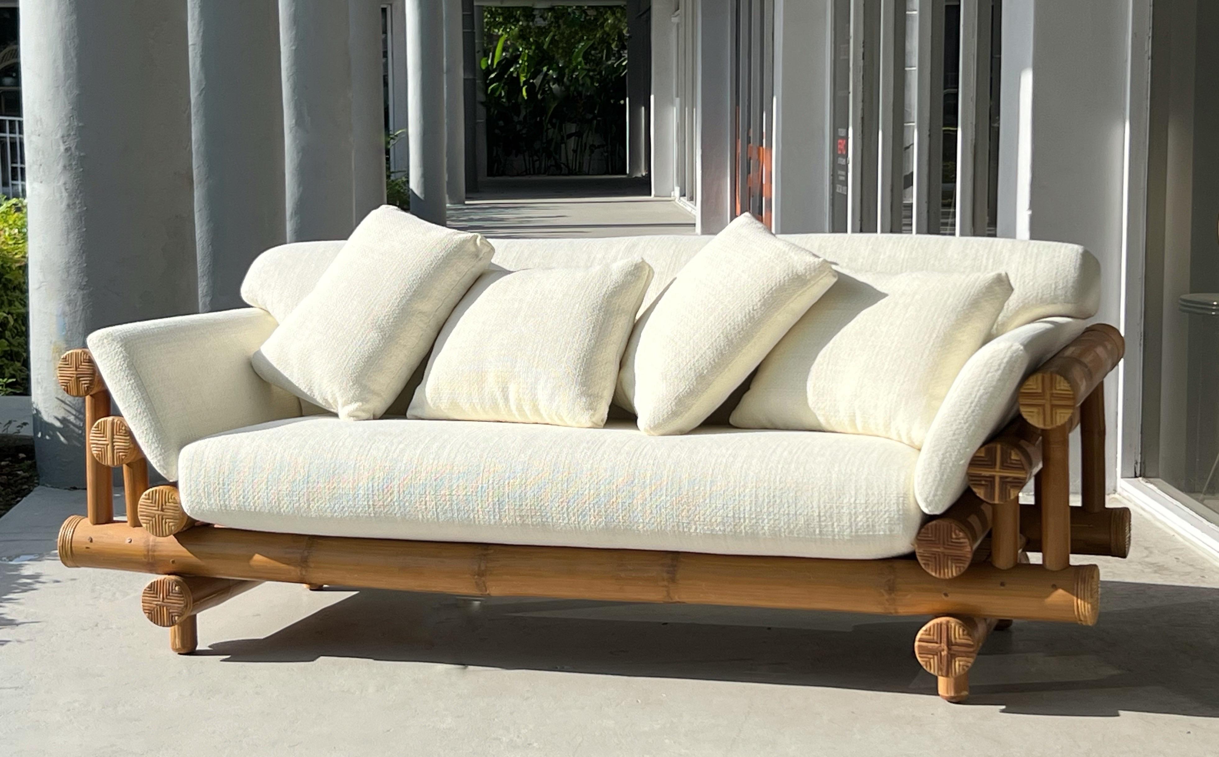Ein tolles Sofa aus Bambus. Wir haben auch ein passendes Paar Loungesessel. 