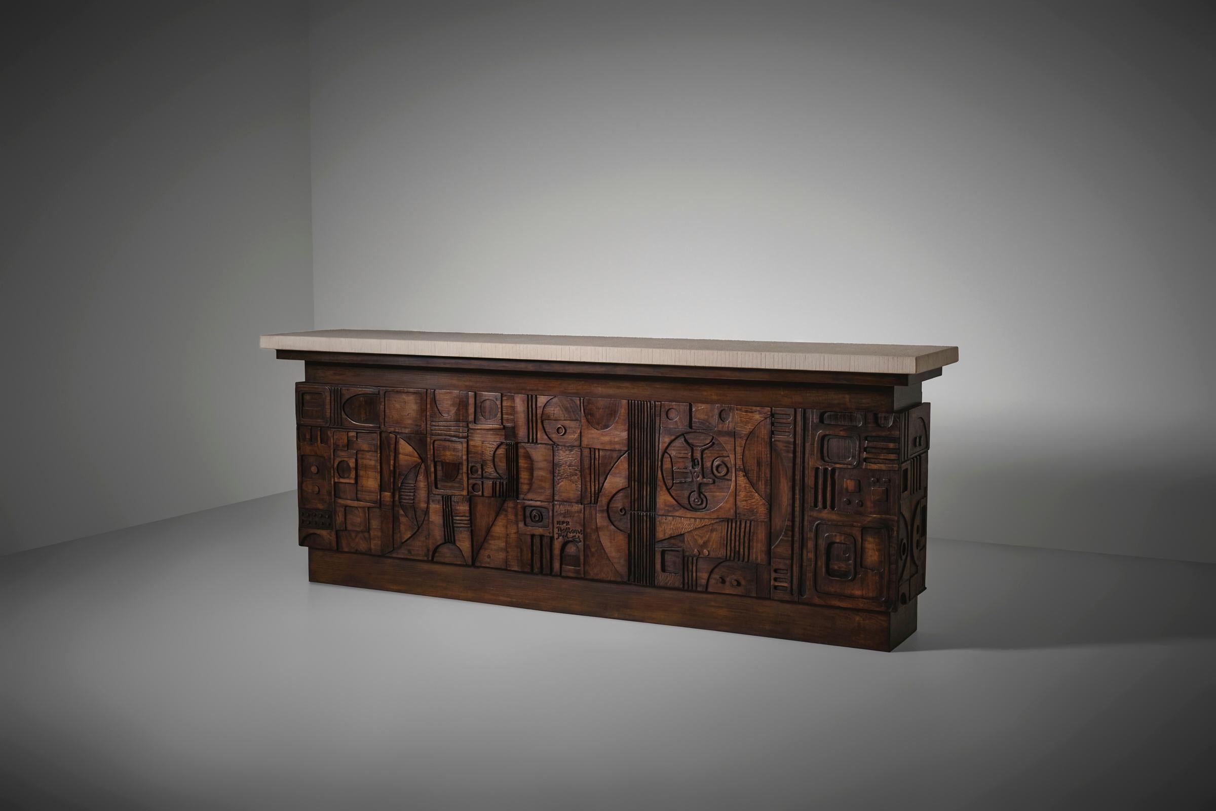 Skulpturale Bar von Nerone & Patuzzi für Gruppo NP2, Italien, 1960er Jahre. Einzigartiges und monumentales Stück, das in den 1960er Jahren exklusiv für eine Villa in Turin angefertigt wurde. Aus reich gebeizten, geschnitzten Holzreliefs, die eine