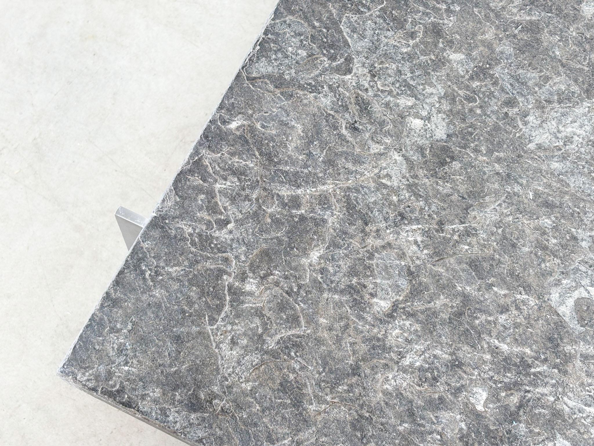 Scandinave Table basse sculpturale en basalte en vente