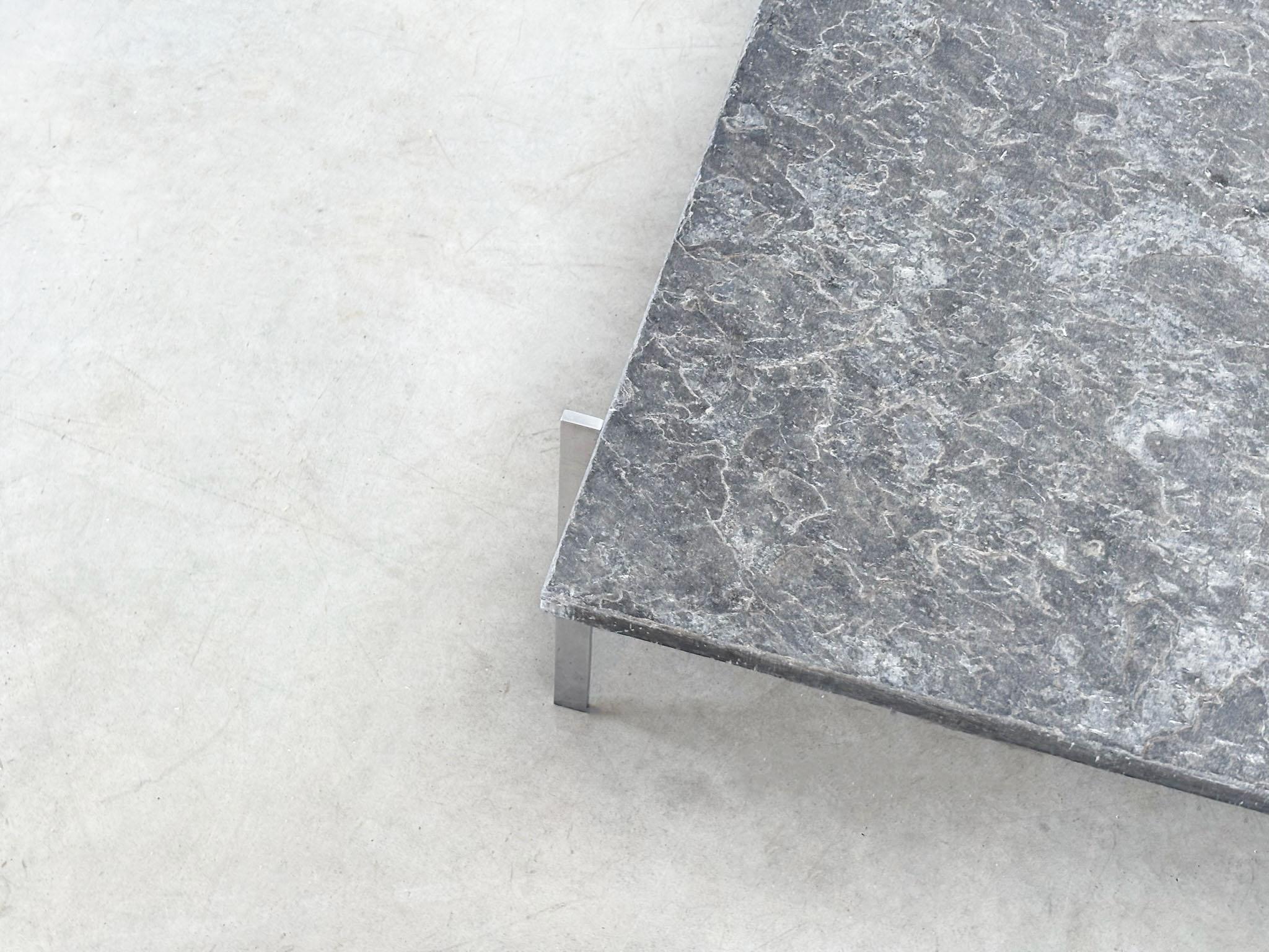 Danois Table basse sculpturale en basalte en vente