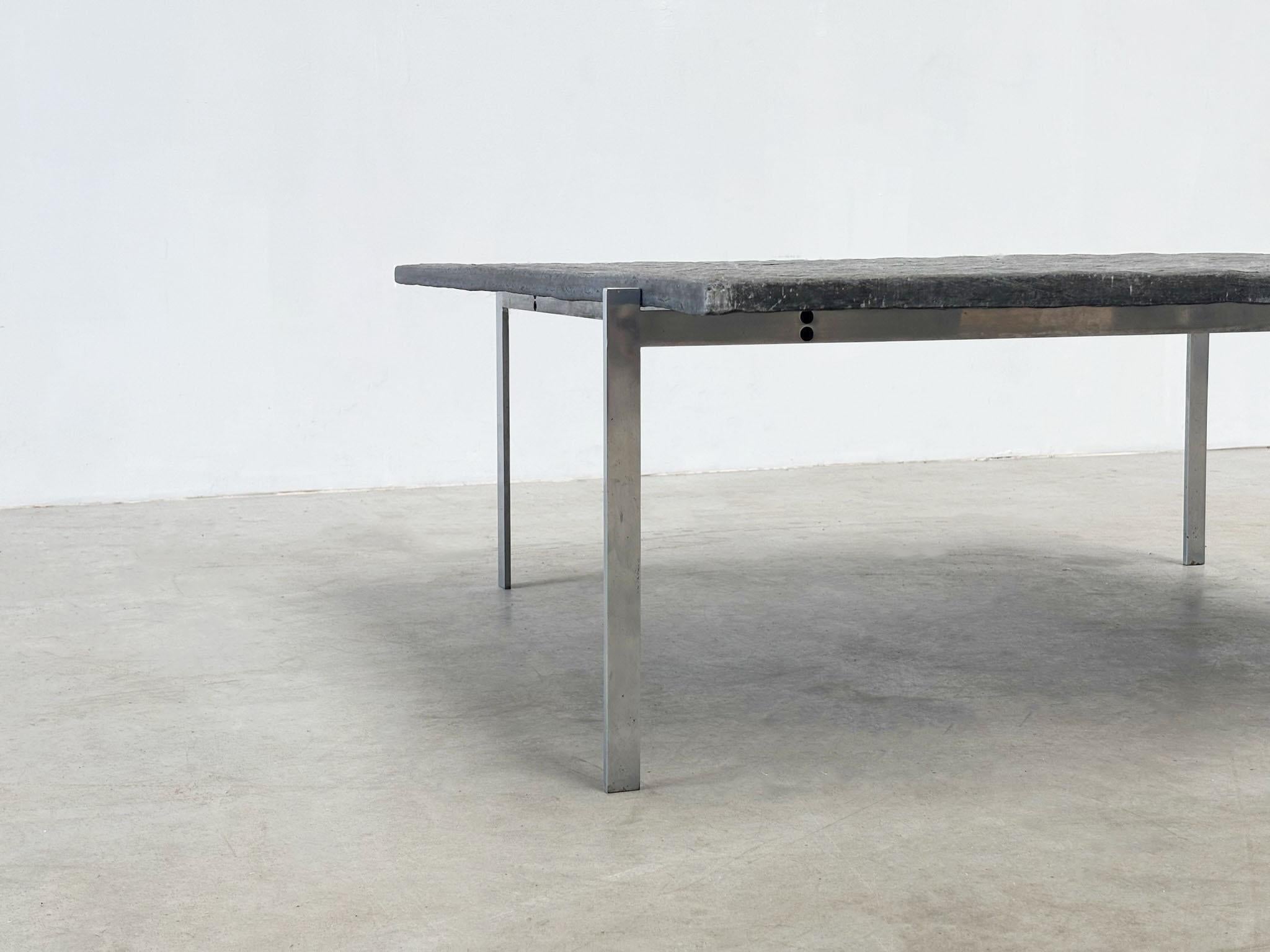 Acier Table basse sculpturale en basalte en vente