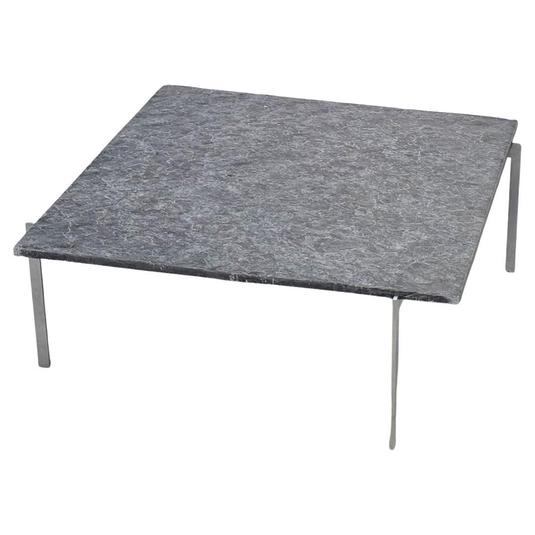 Table basse sculpturale en basalte en vente