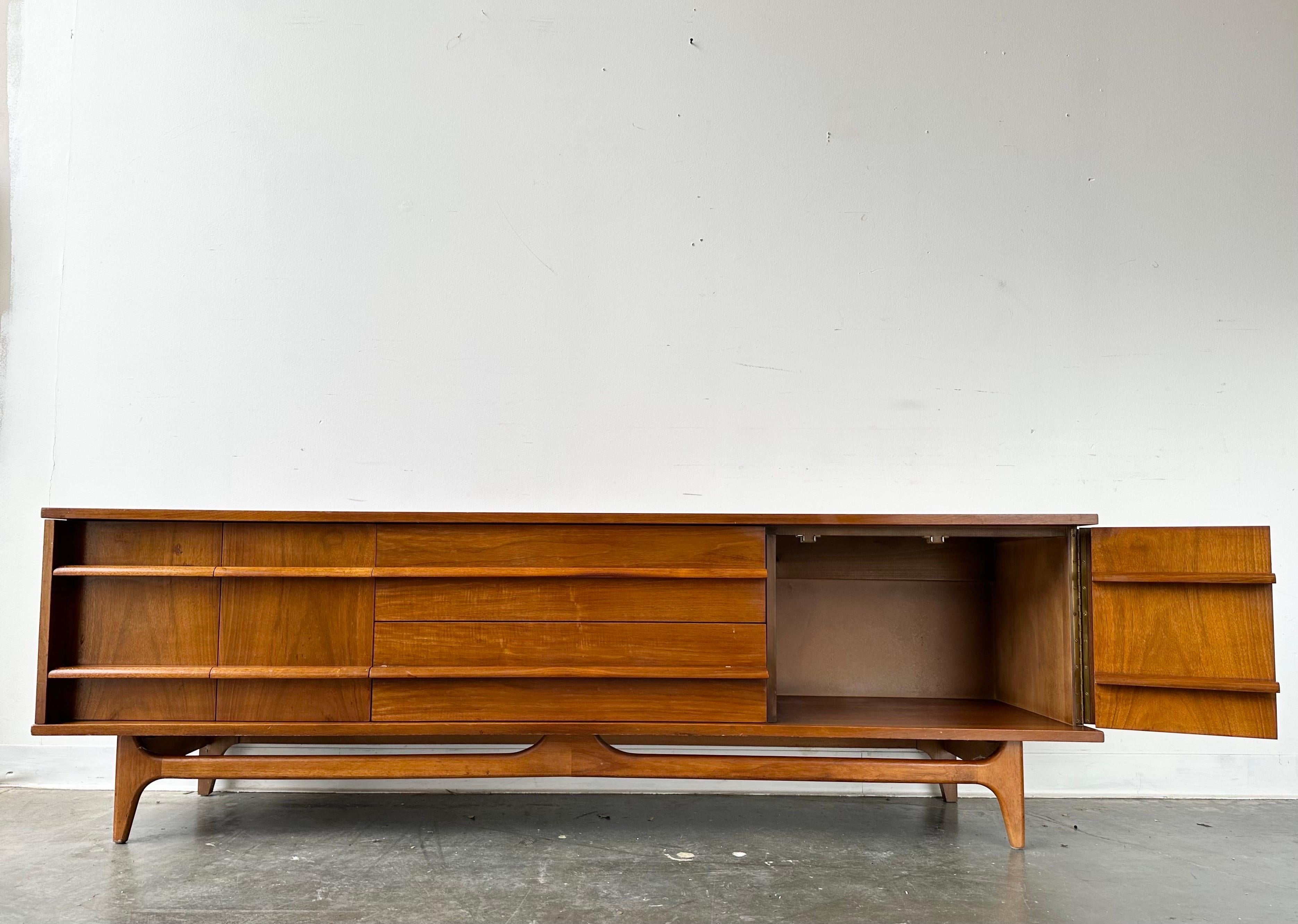 Vintage mcm credenza

Low profile walnut curved front sideboard by Young manufacturing company.

Great vintage condition with some minor wear. Light shadow on top.

Dimensions: 

Dimensions: 78”W - 19”D - 25”H.