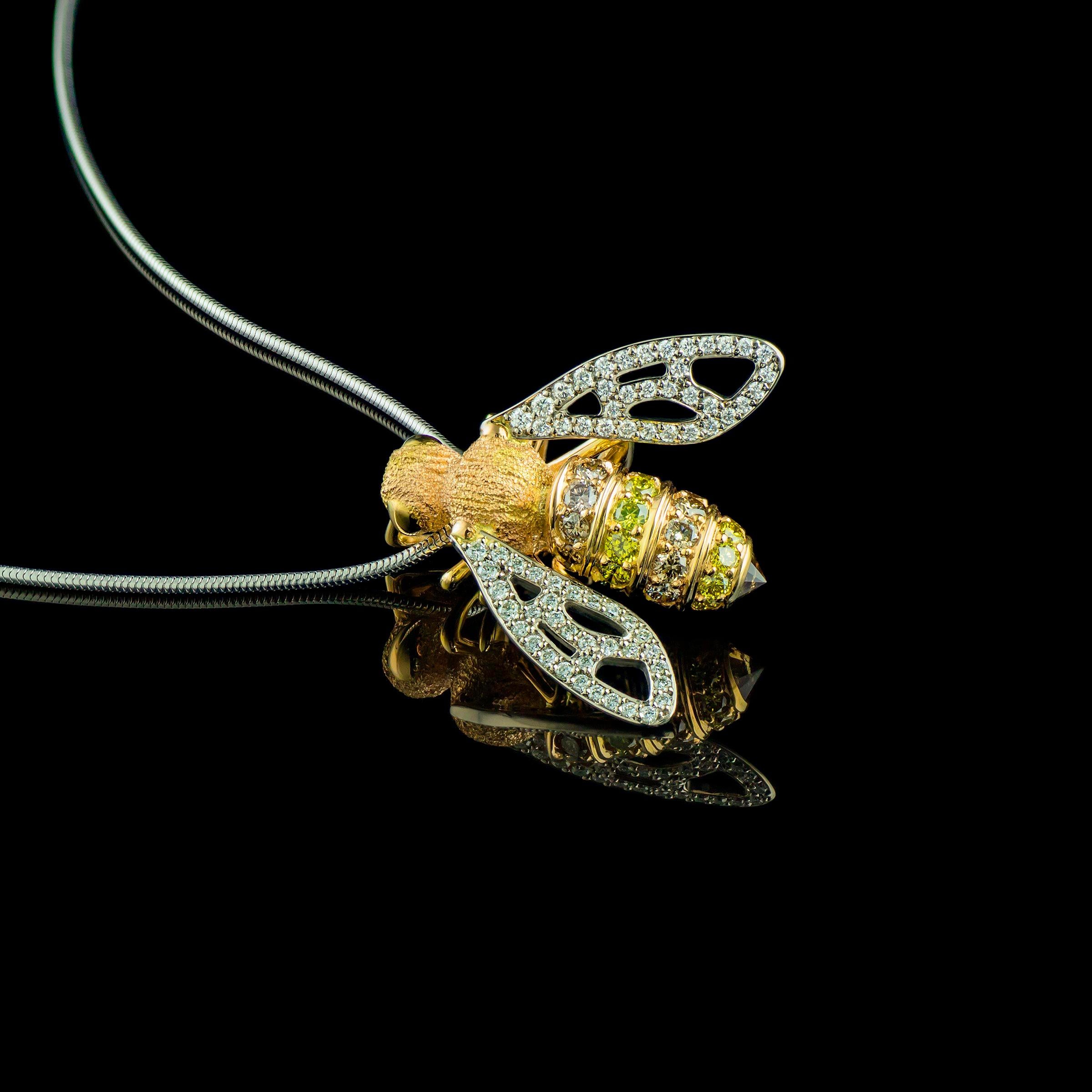 Sculptural Bee Pendant, 18k White and Yellow Gold, 97 Diamonds, Insect In New Condition For Sale In Hamburg, DE