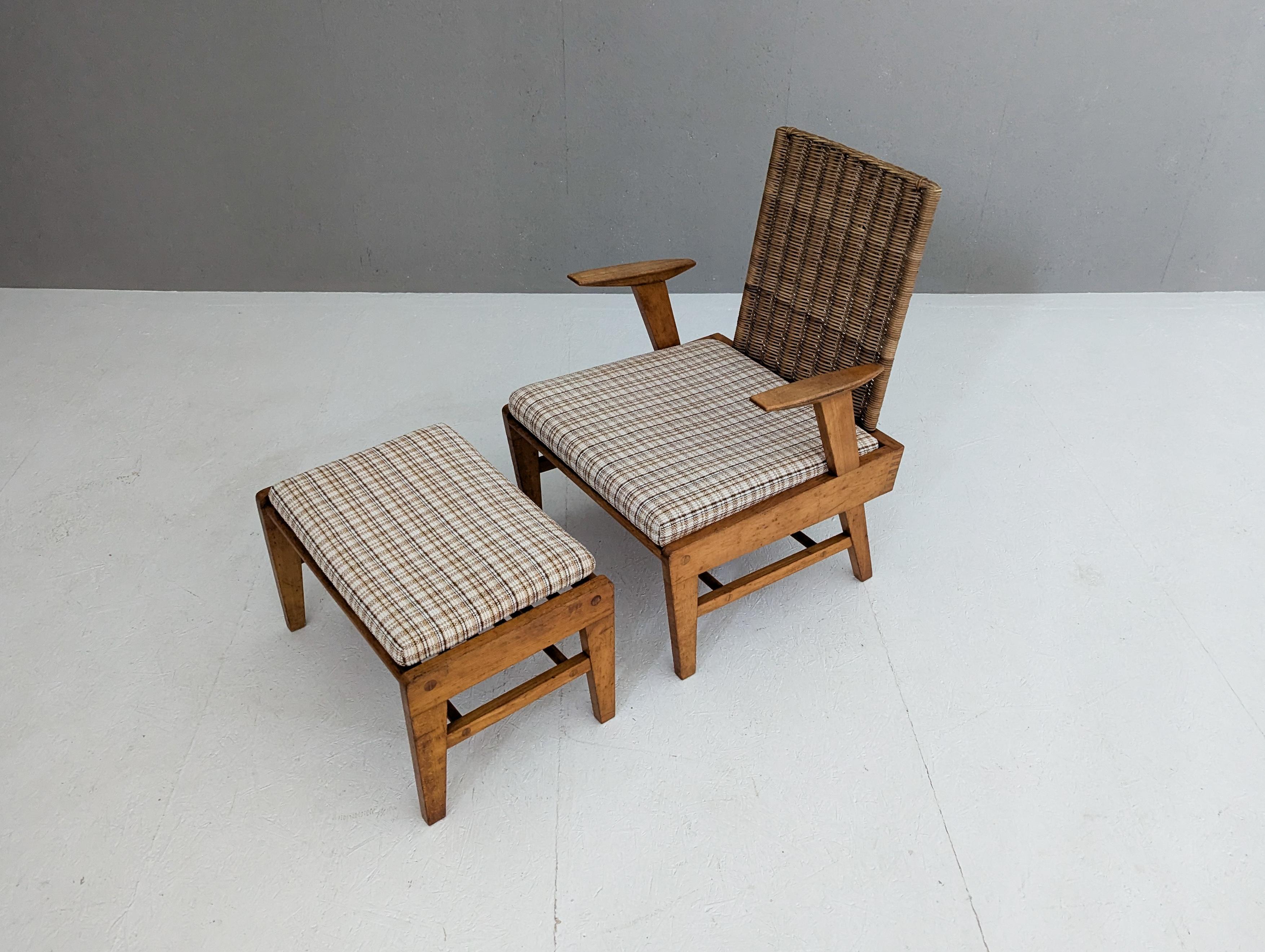 Tchèque Fauteuil sculptural en Beeche et rotin avec pouf par Úľuv, 1960s en vente
