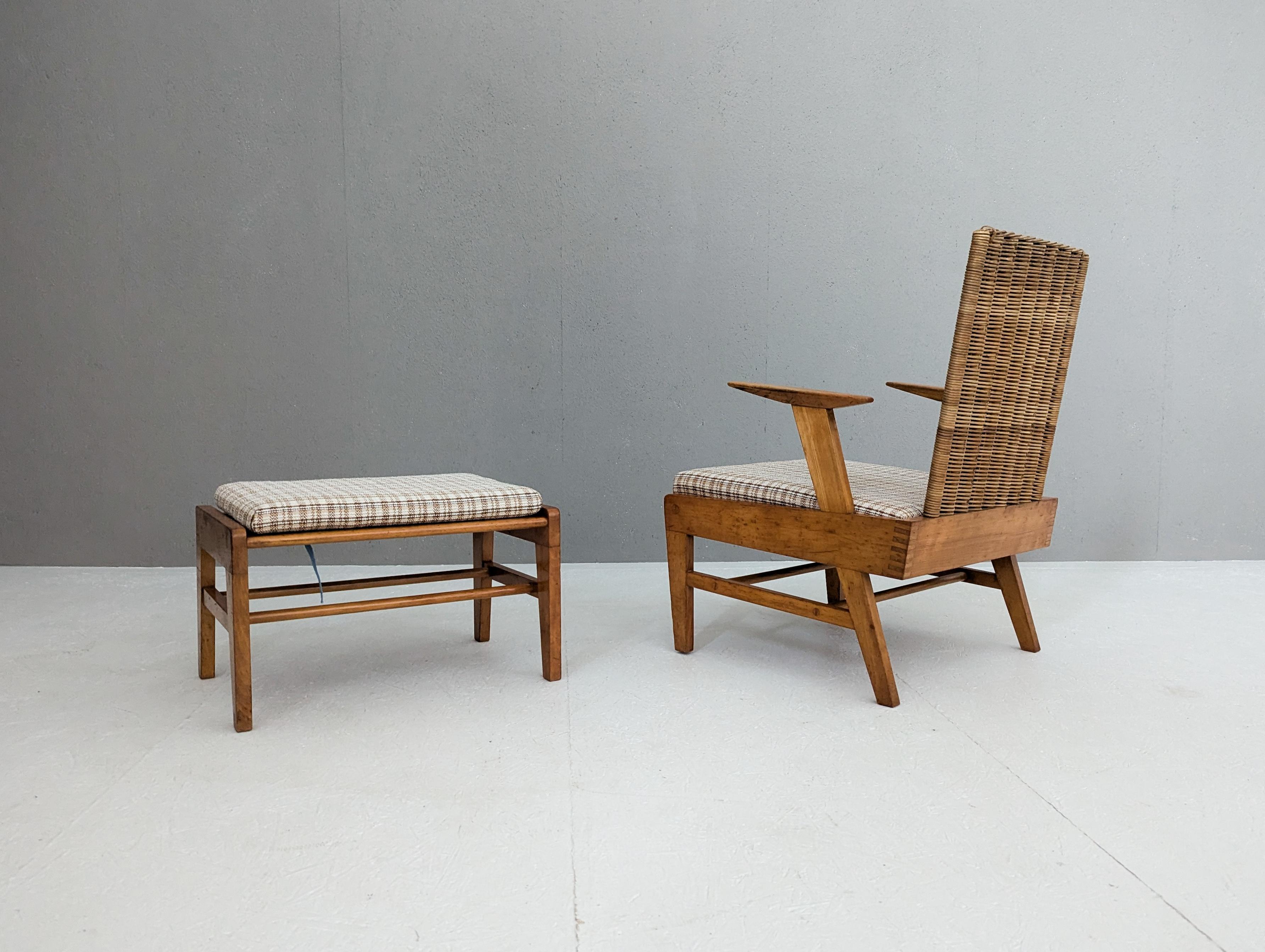 Milieu du XXe siècle Fauteuil sculptural en Beeche et rotin avec pouf par Úľuv, 1960s en vente