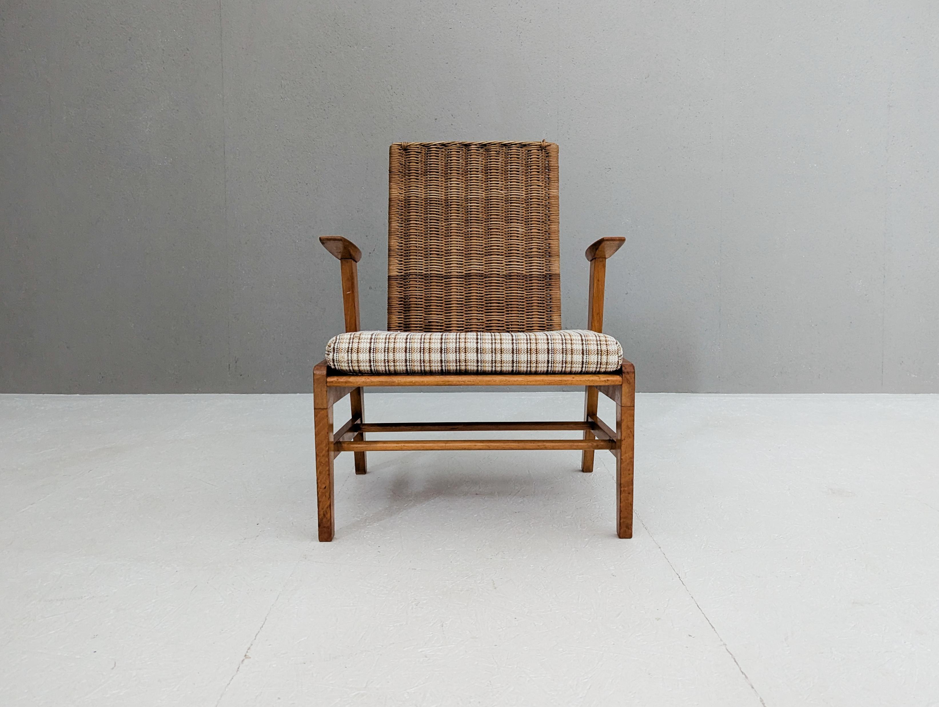 Rotin Fauteuil sculptural en Beeche et rotin avec pouf par Úľuv, 1960s en vente