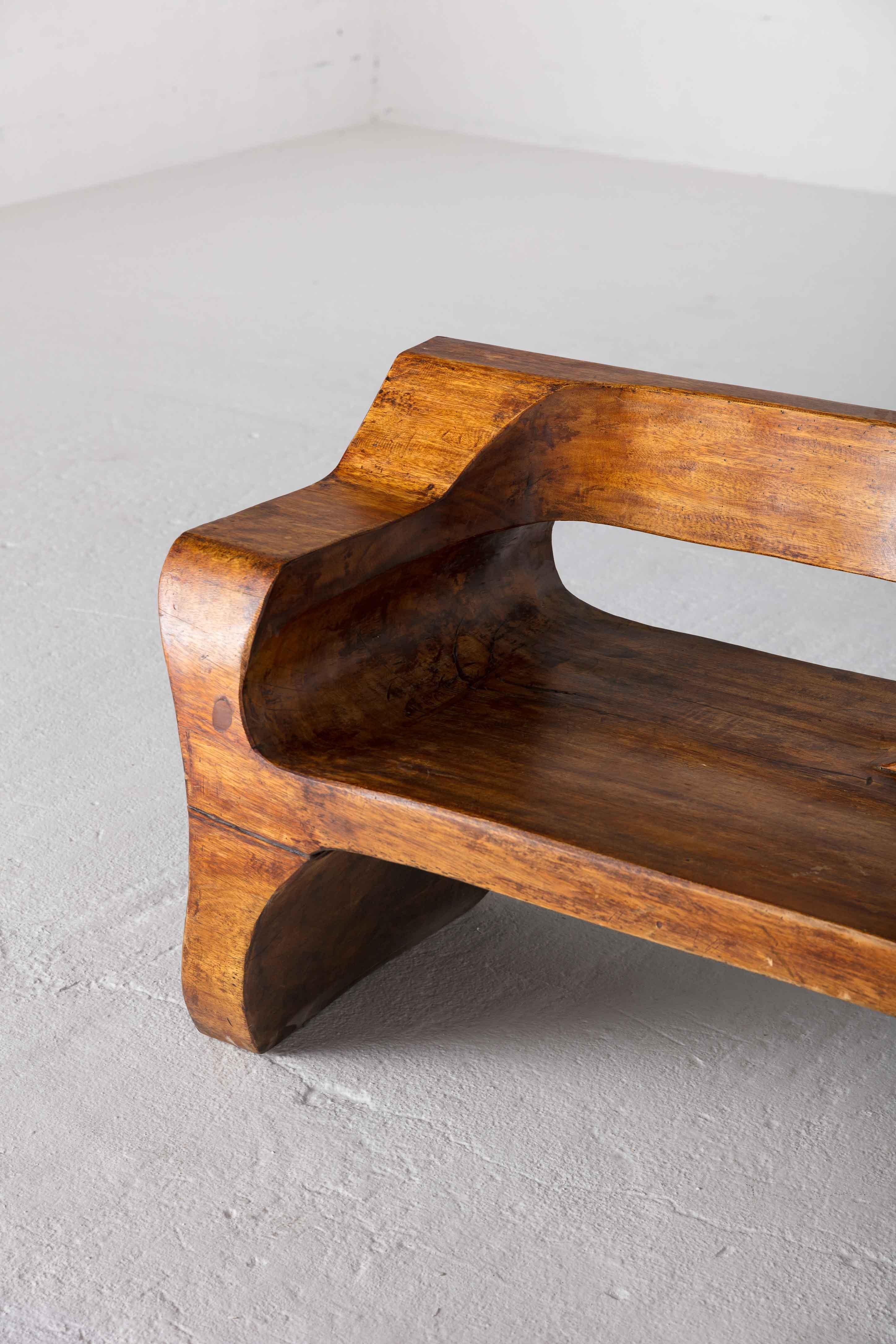 Bois de feuillus Banc sculptural de Jose Zanine Caldas en vente