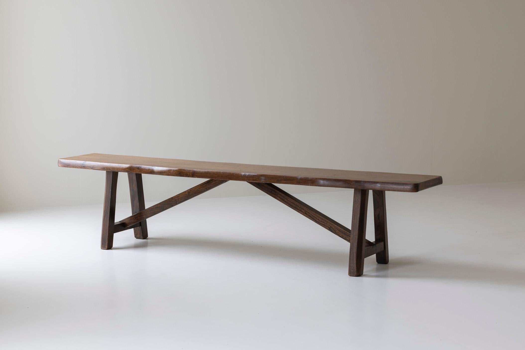 Banc sculptural d'Olavi Hanninen pour Mikko Nupponen, Finlande, années 1950. Ce banc est fabriqué en bois d'orme teinté et sculpté à la main. Présenté dans un bon état d'origine. Nous avons deux pièces identiques disponibles. Vendu et tarifé à la