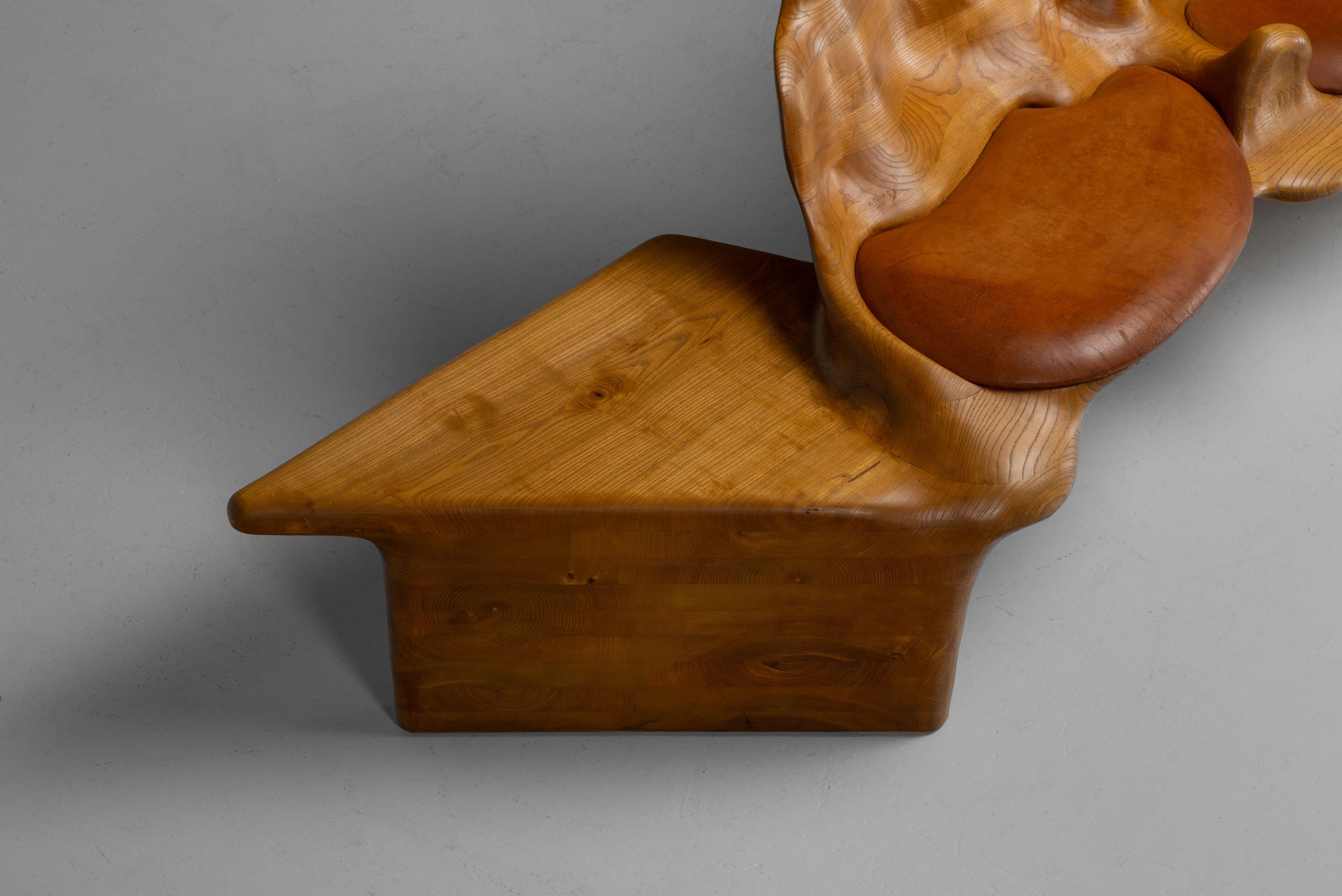 Pelle Panca scultorea in frassino e pelle Paesi Bassi 1970 in vendita