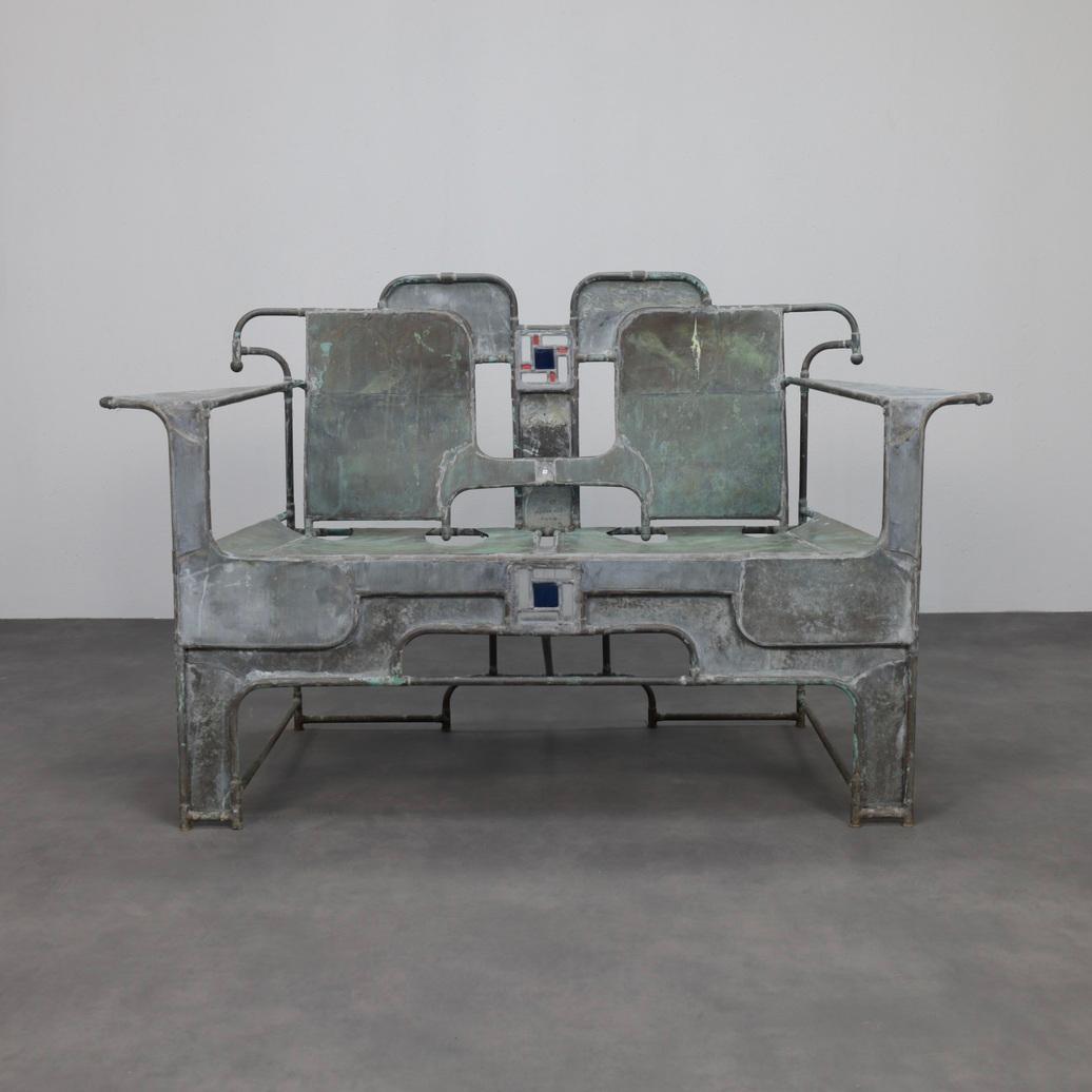 Ce banc sculptural saisissant de l'artiste néerlandais Cor de Ree brouille la frontière entre le design fonctionnel et l'objet d'art. Fabriquée à partir de cuivre et de zinc patinés, la pièce révèle une construction méticuleuse de plans et de