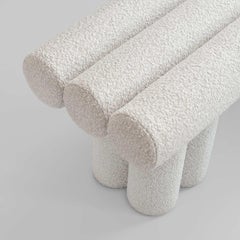 Skulpturale Bank in Off-White-Bouclé im zeitgenössischen Design