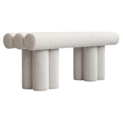 Skulpturale Bank in Off-White-Bouclé im zeitgenössischen Design