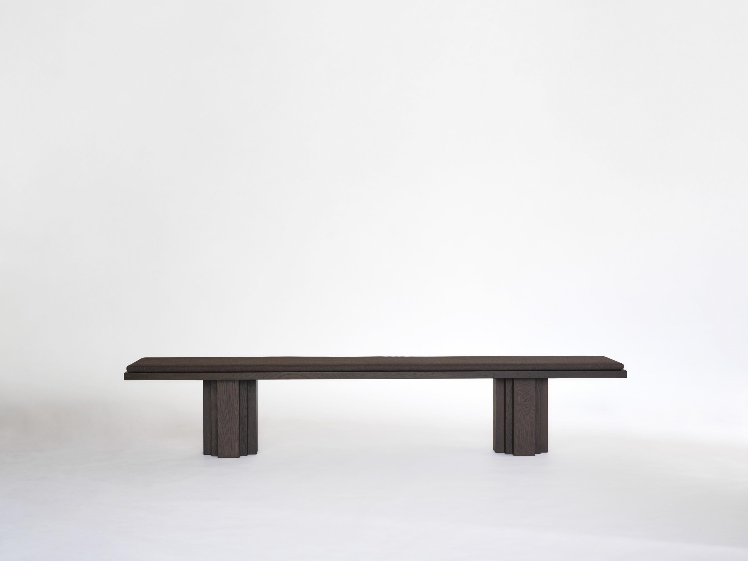 La colección Brut se inspira en el Brutalismo y la arquitectura de la Escuela de Ámsterdam. Un equilibrio de materialidad bruta y formas tenues con detalles geométricos expresivos. El banco Brut funciona como asiento a juego con la mesa Brut o como