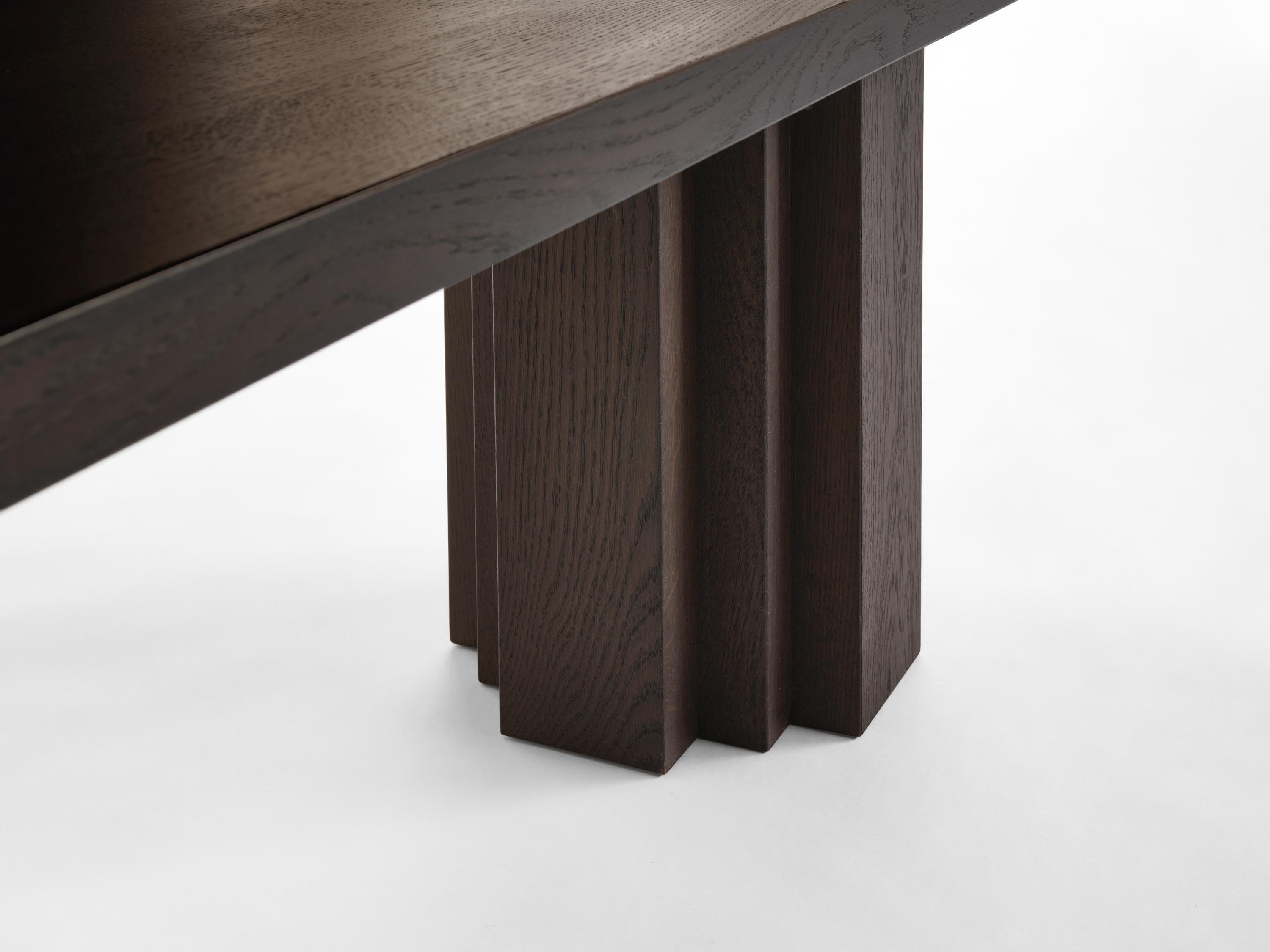 Sculptural Bench in Solid European Dark Brown Oak - Brut by Mokko Hecho a mano en venta