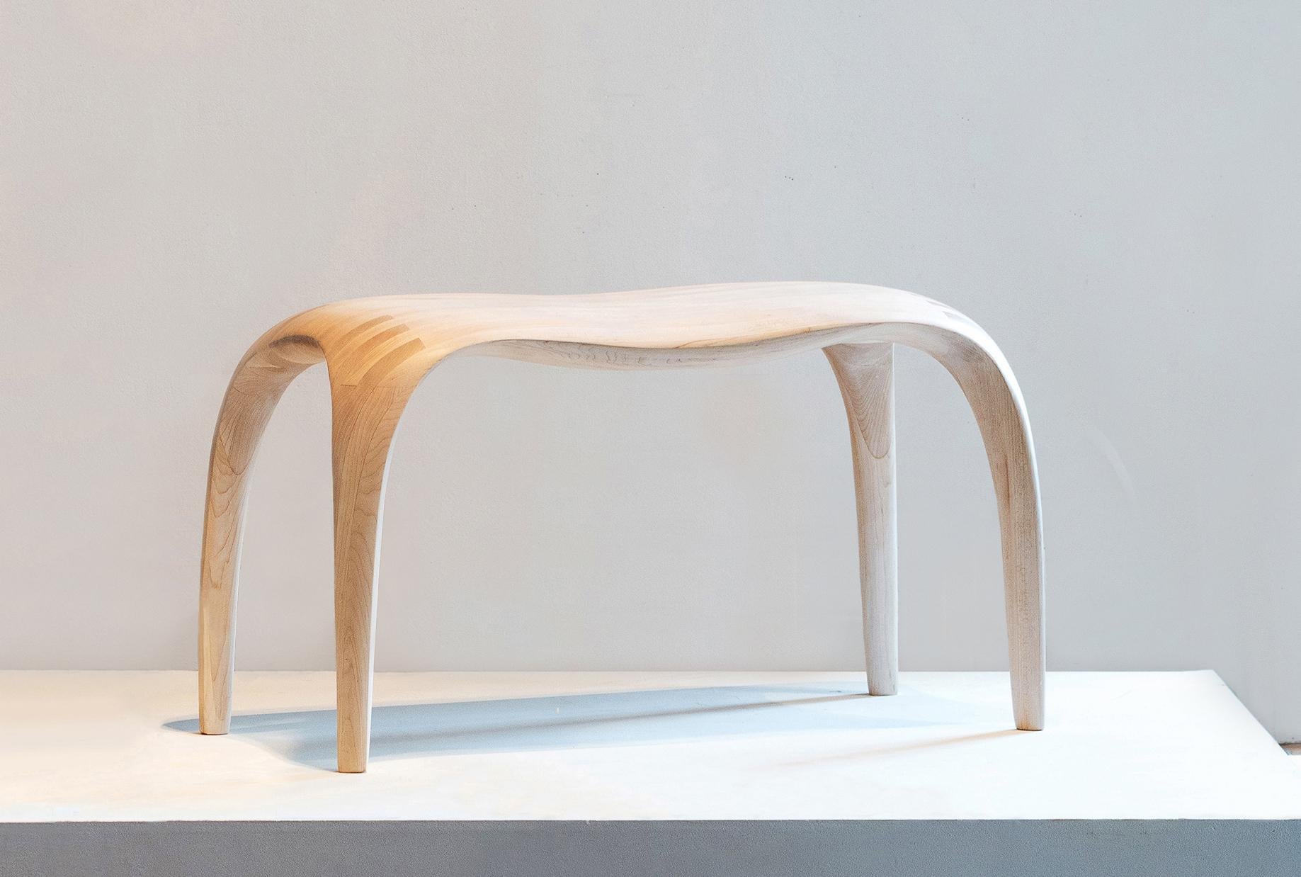 Skulpturale Bank aus Holz – „Gravity Bench“ von Soo Joo (Moderne) im Angebot