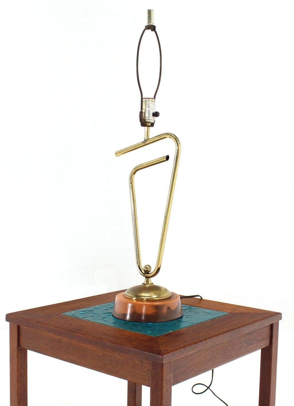 Mid-Century Modern Sculptural Bent Brass Tube Paper Clip Shape Table Lamp Fontana Arte Style MINT For Sale