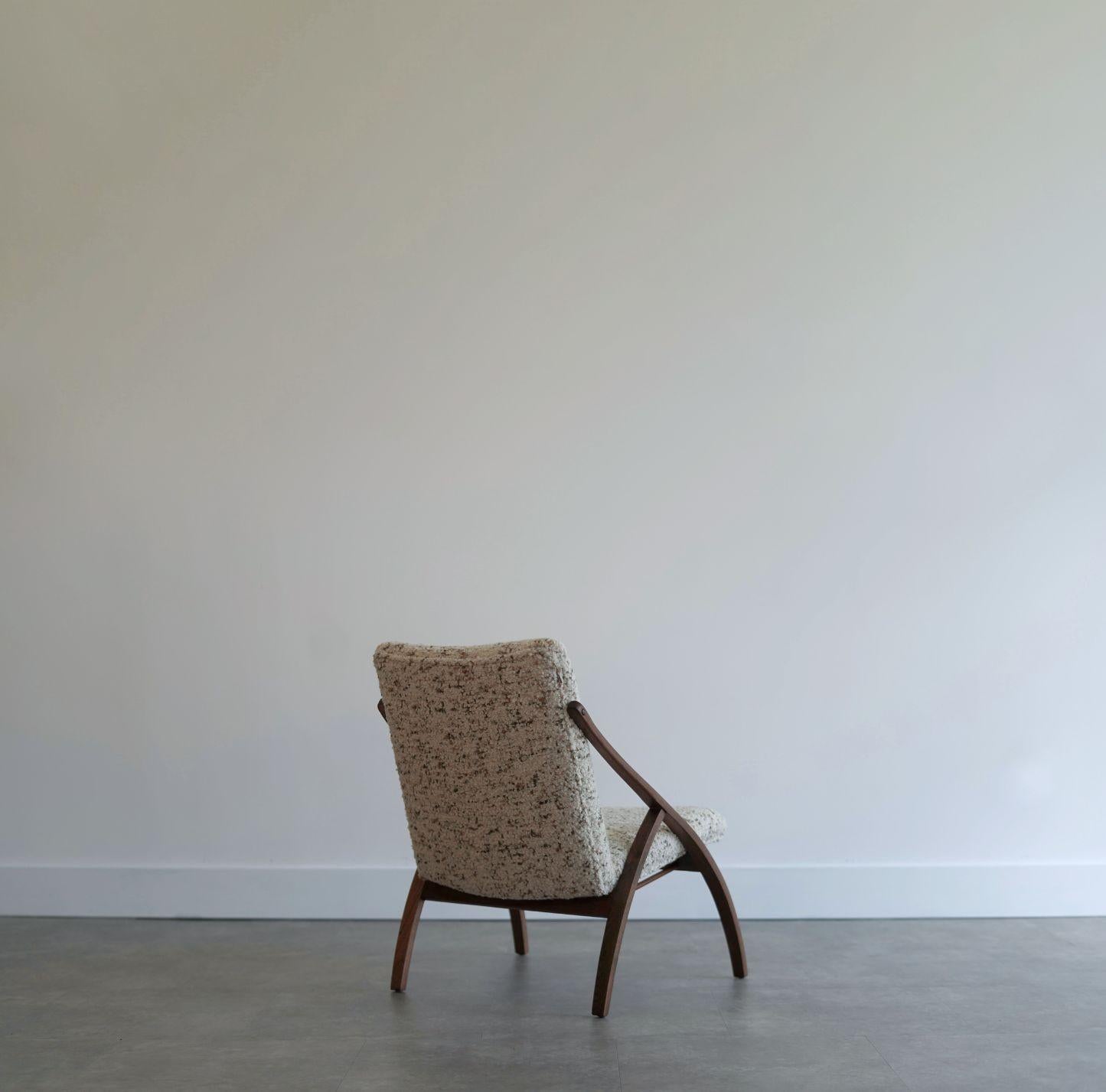 Une chaise longue en teck courbé méticuleusement restaurée, une pièce authentique du design suédois des années 1950. Le cadre en bois de teck exsude le charme du milieu du siècle, mettant en valeur ses motifs de grain naturels et sa chaleur.