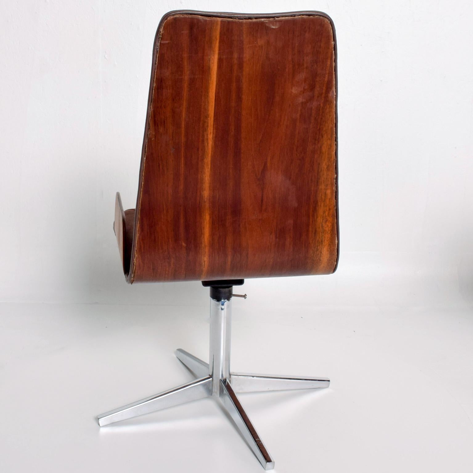 Mid-20th Century Sculptural Bent Walnut Plywood Dining Chairs Set of Six Mid-Century Modern