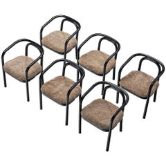 Skulpturale Bugholz-Sessel aus schwarz lackiertem Holz und Schafsfell
