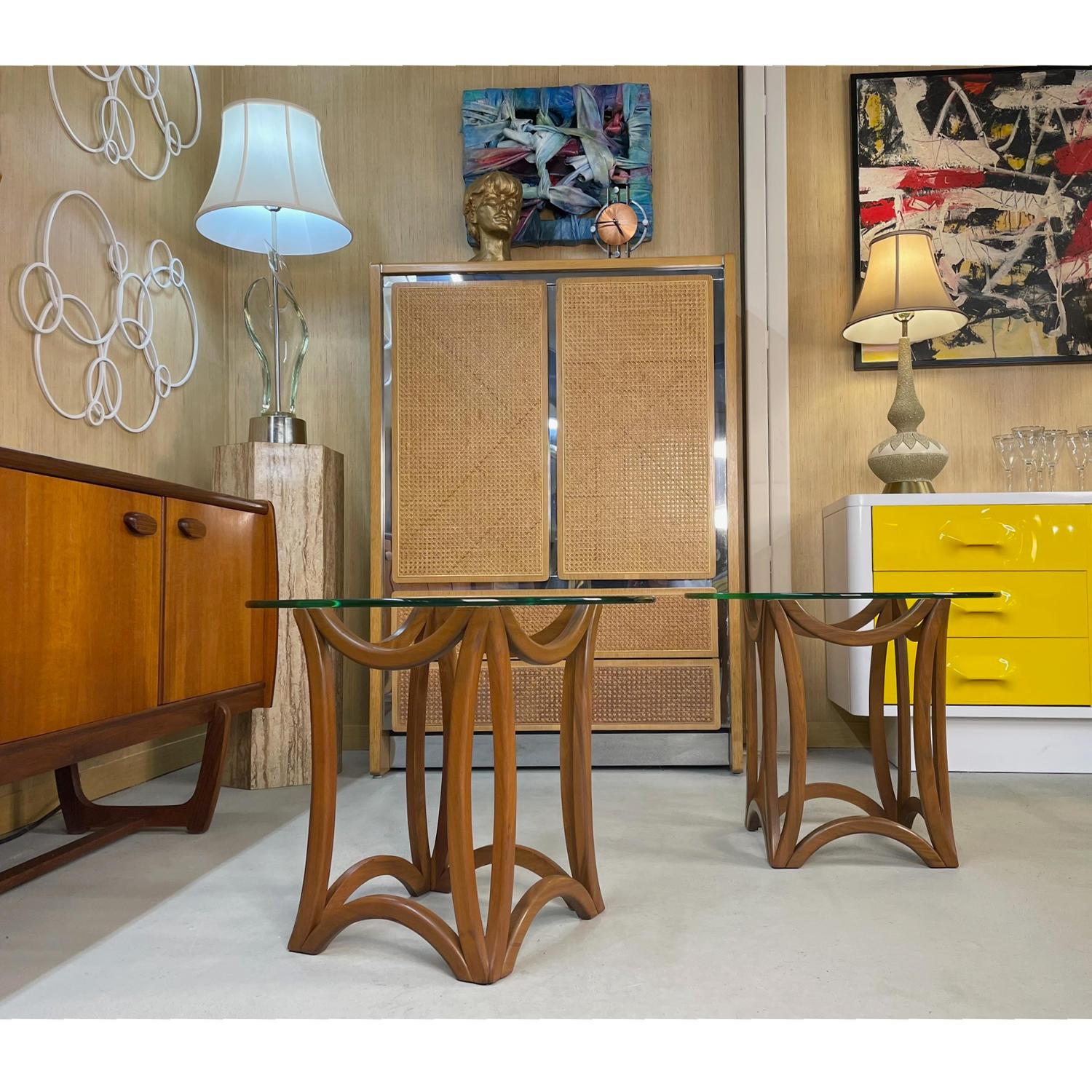 Mid-Century Modern Tables d'appoint sculpturales en bois cintré de style Pearsall avec plateau en verre en vente