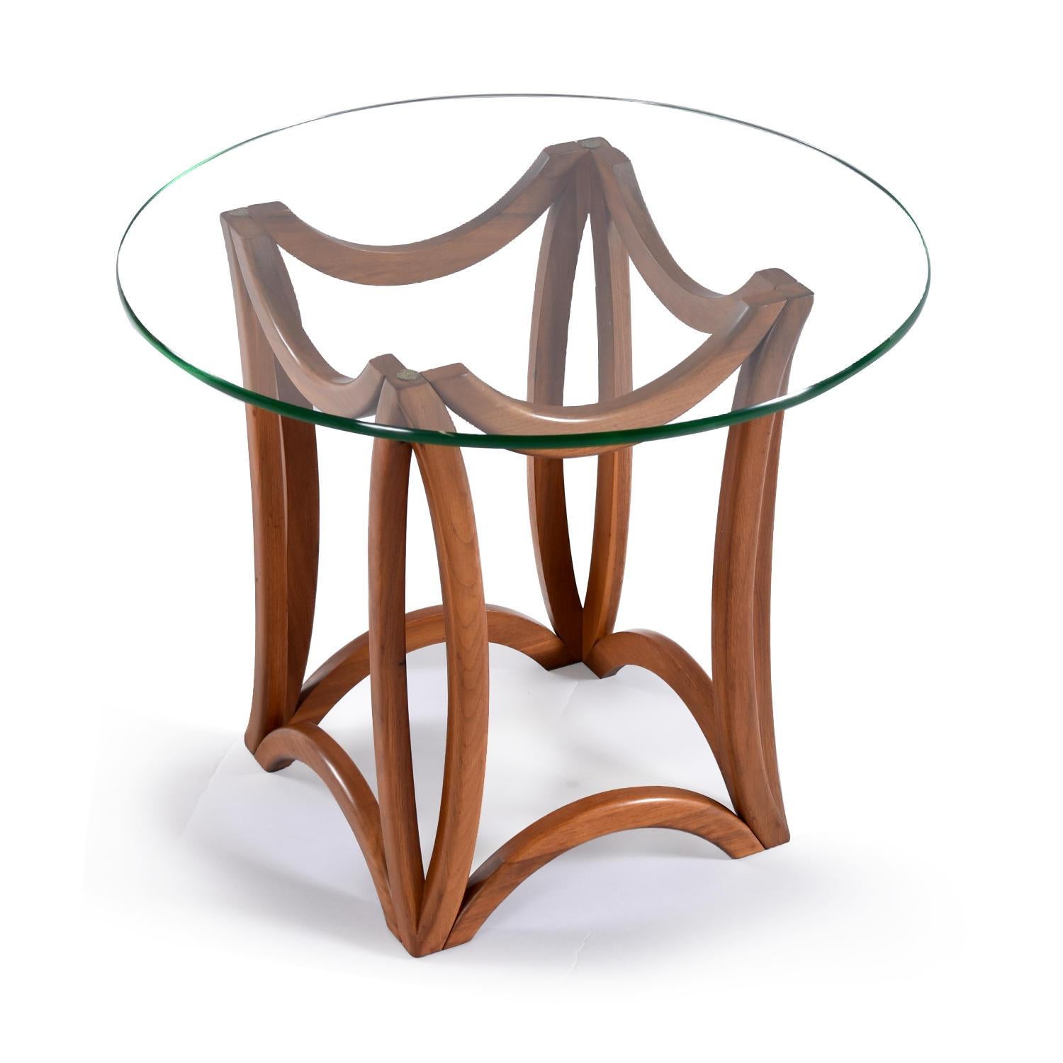 Américain Tables d'appoint sculpturales en bois cintré de style Pearsall avec plateau en verre en vente