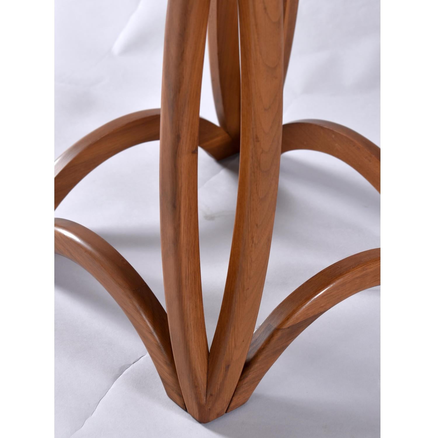 Milieu du XXe siècle Tables d'appoint sculpturales en bois cintré de style Pearsall avec plateau en verre en vente