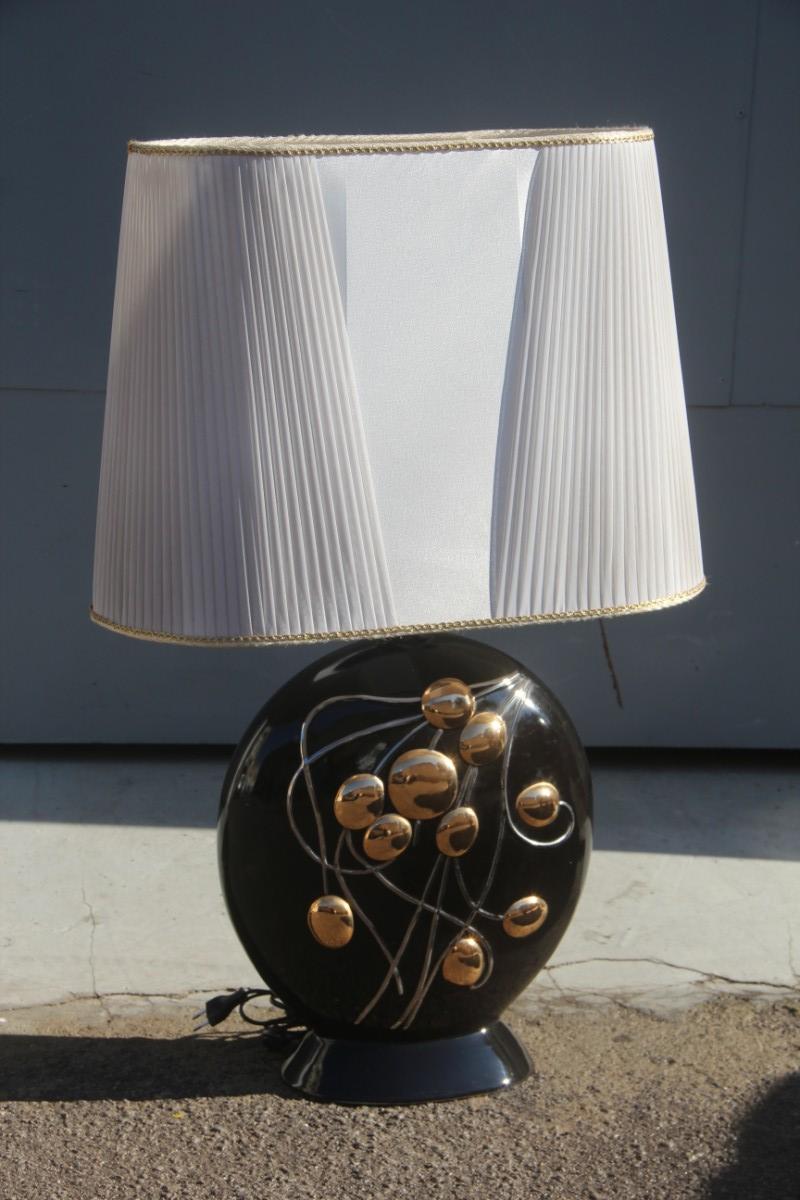 Sculptural big ceramic table lamp 1970 black gold and white. Dôme en soie de conception originale ancienne.

Seulement céramique hauteur cm.40, largeur cm..35.