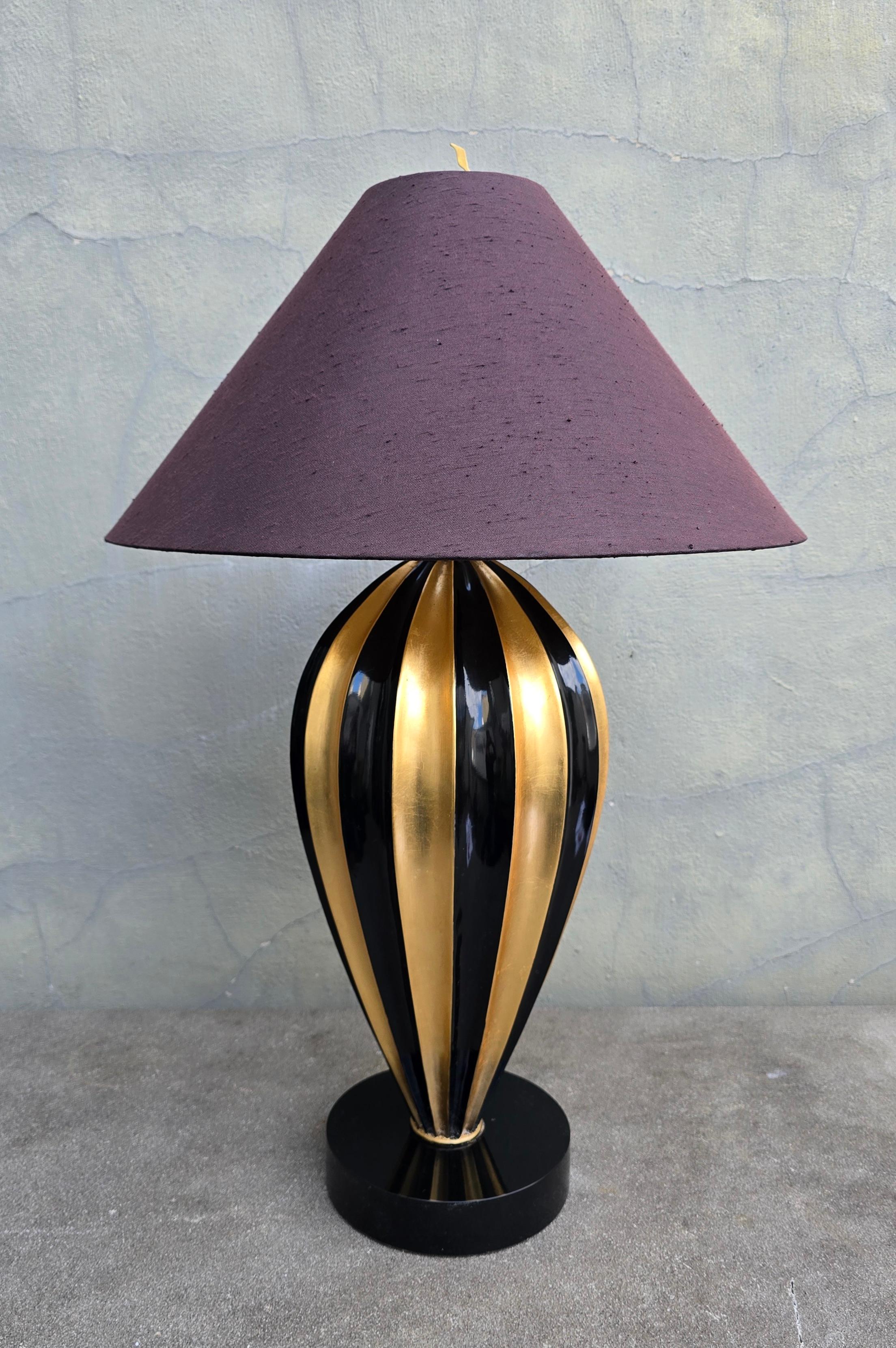 Sculptural Black and Gold Table Lamp by Leeazanne for Lam Lee Group In condizioni buone in vendita a Antwerp, BE