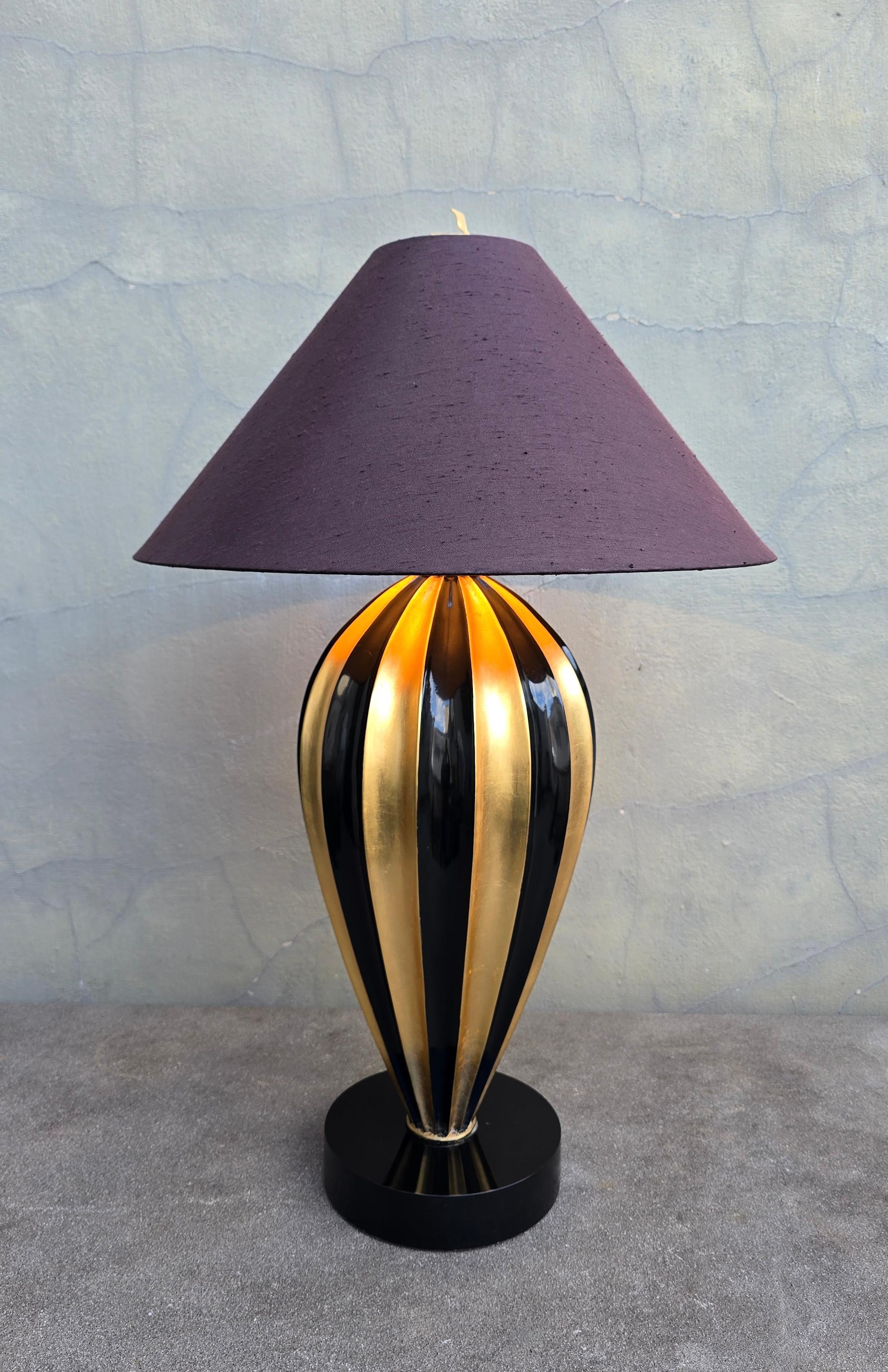 Ottone Sculptural Black and Gold Table Lamp by Leeazanne for Lam Lee Group in vendita