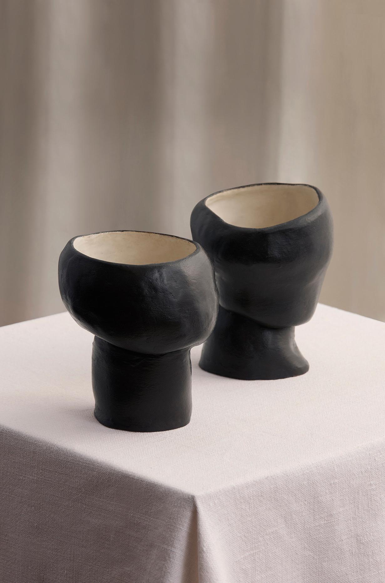Questi vasi scultorei appartengono alla Collection'S di Cadaqués, un insieme di opere ispirate al paesaggio aspro e all'atmosfera poetica di questo villaggio mediterraneo. Realizzate a mano in gres ad alta temperatura, le loro superfici sono