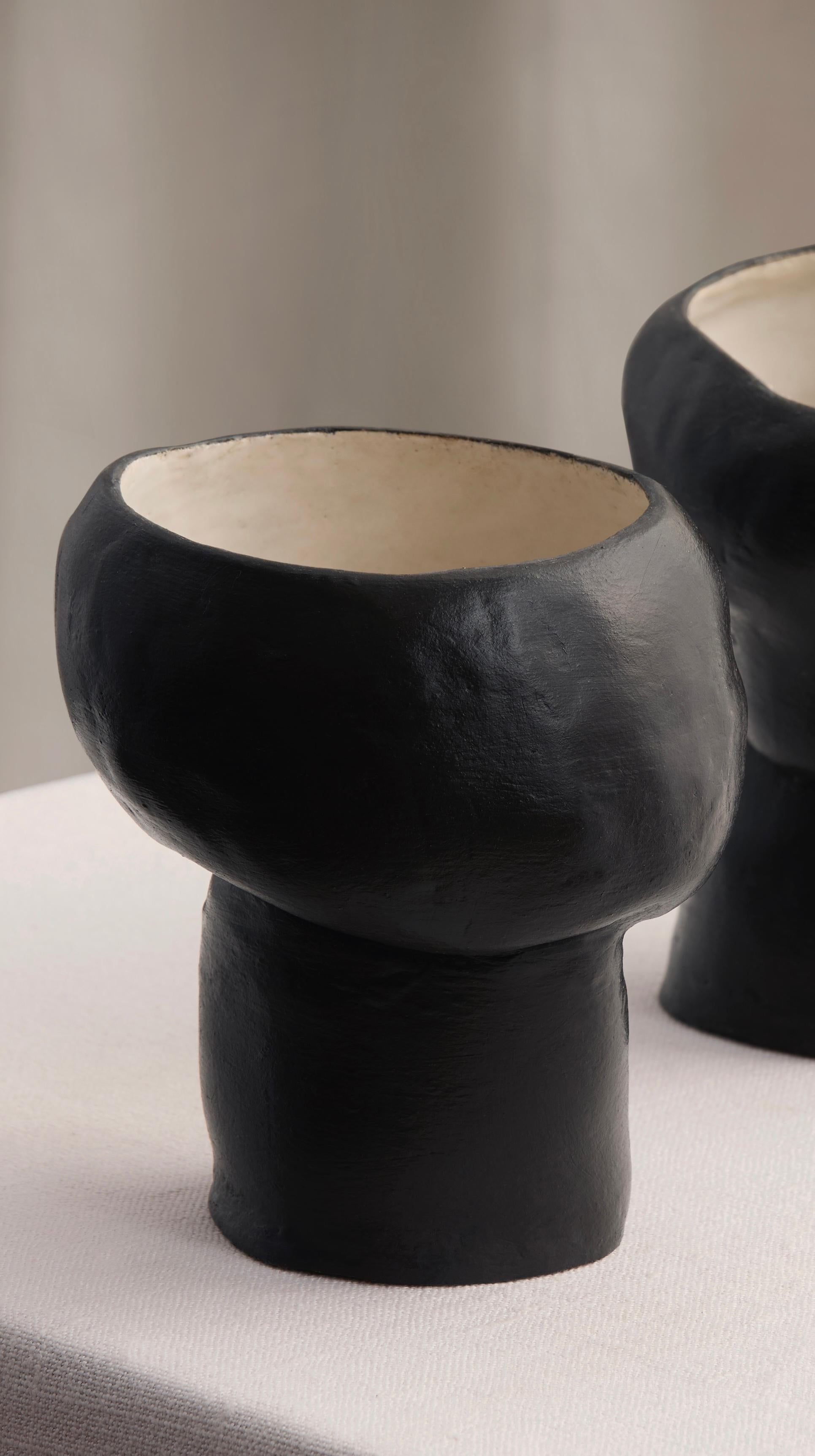 XXI secolo e contemporaneo Ciotole scultoree in ceramica nera, esterno brunito a cera e interno smaltato opaco in vendita