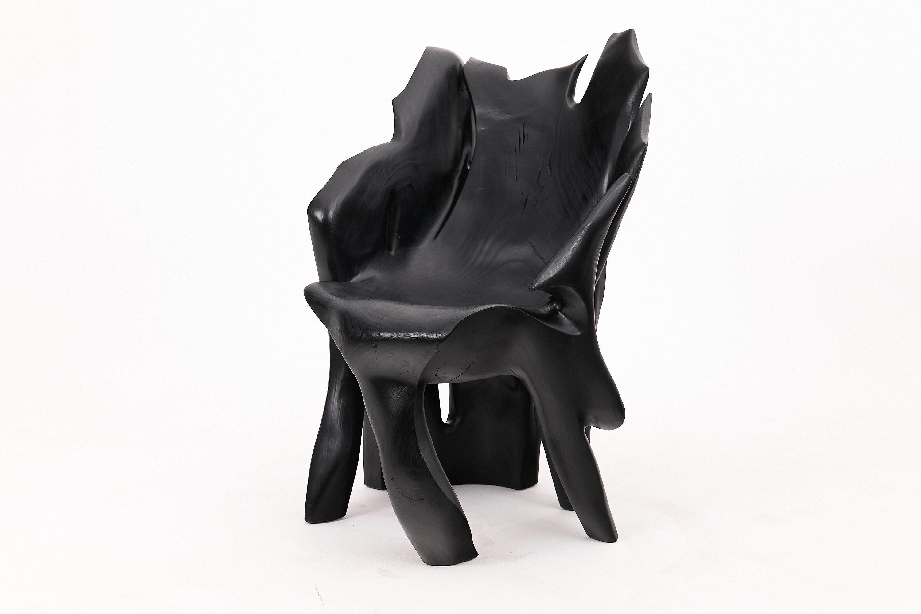 Organique Fauteuil sculptural en Wood Wood noir carbonisé de forme organique par Logniture en vente