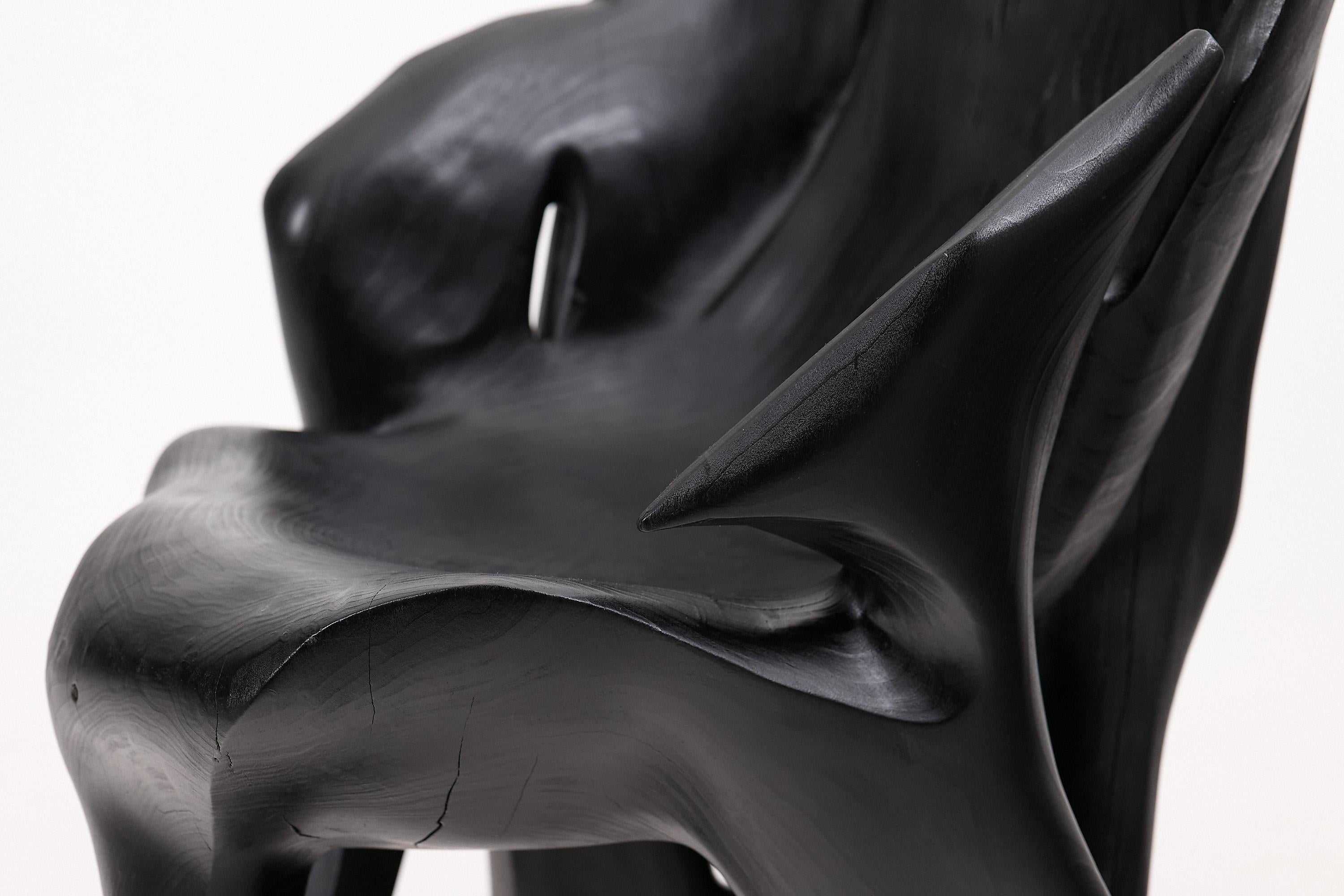 Croate Fauteuil sculptural en Wood Wood noir carbonisé de forme organique par Logniture en vente