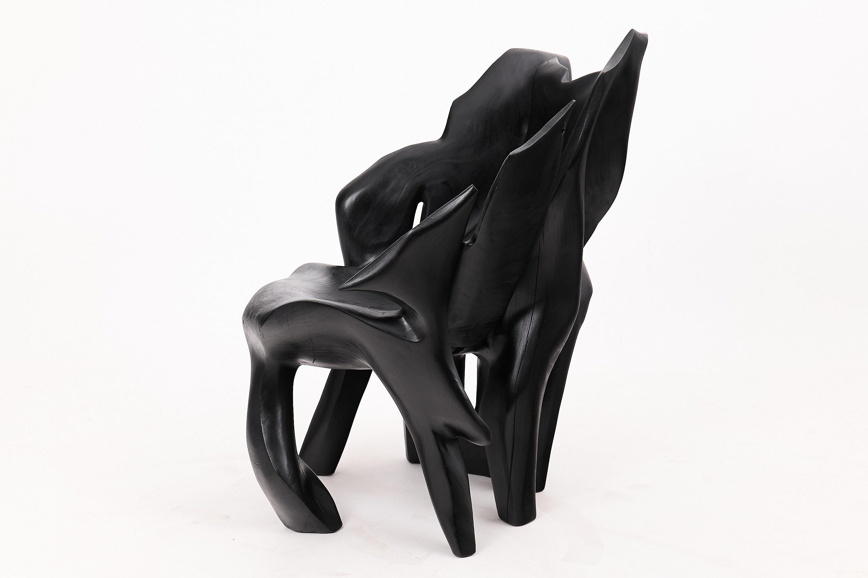 Sculpté Fauteuil sculptural en Wood Wood noir carbonisé de forme organique par Logniture en vente