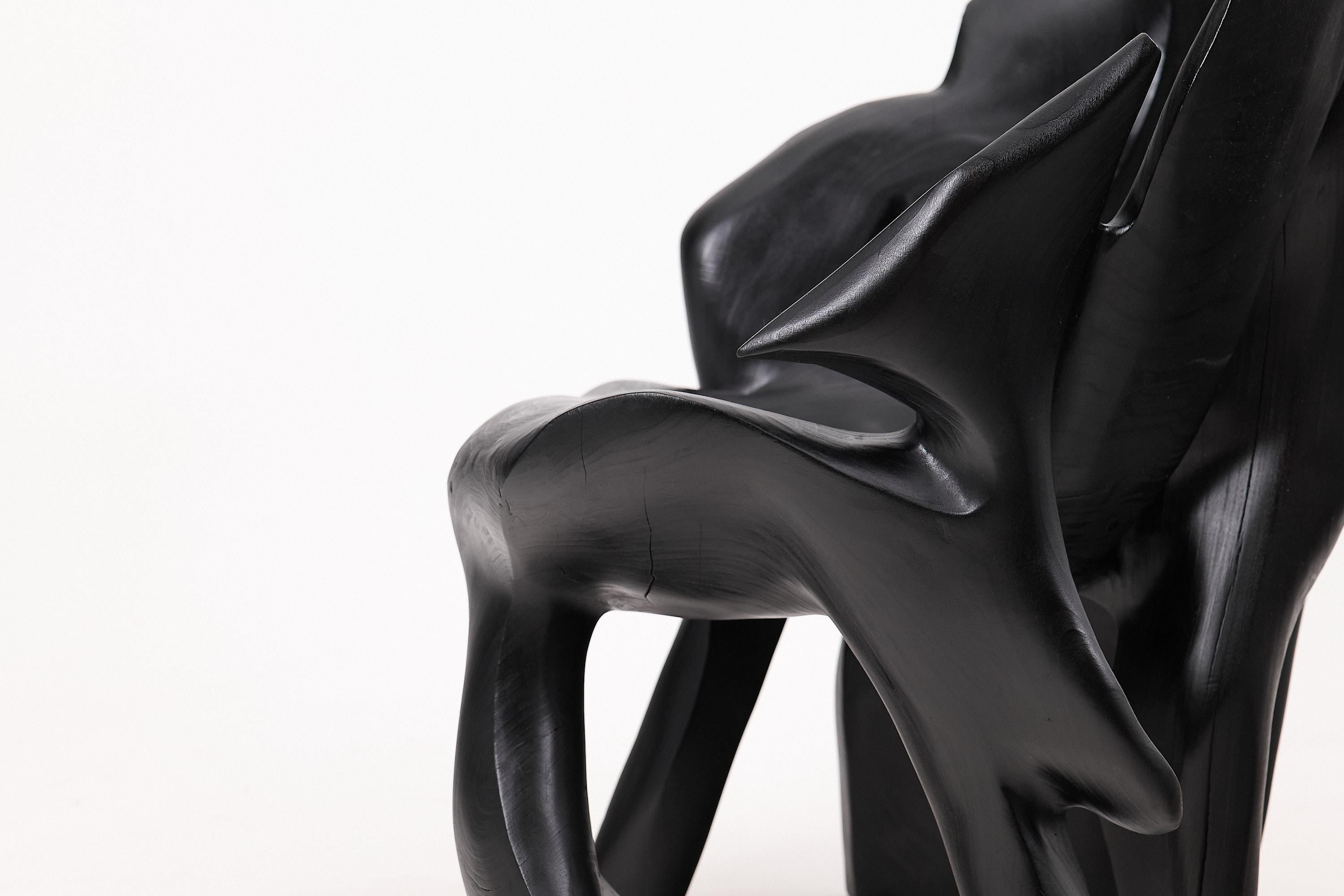 XXIe siècle et contemporain Fauteuil sculptural en Wood Wood noir carbonisé de forme organique par Logniture en vente
