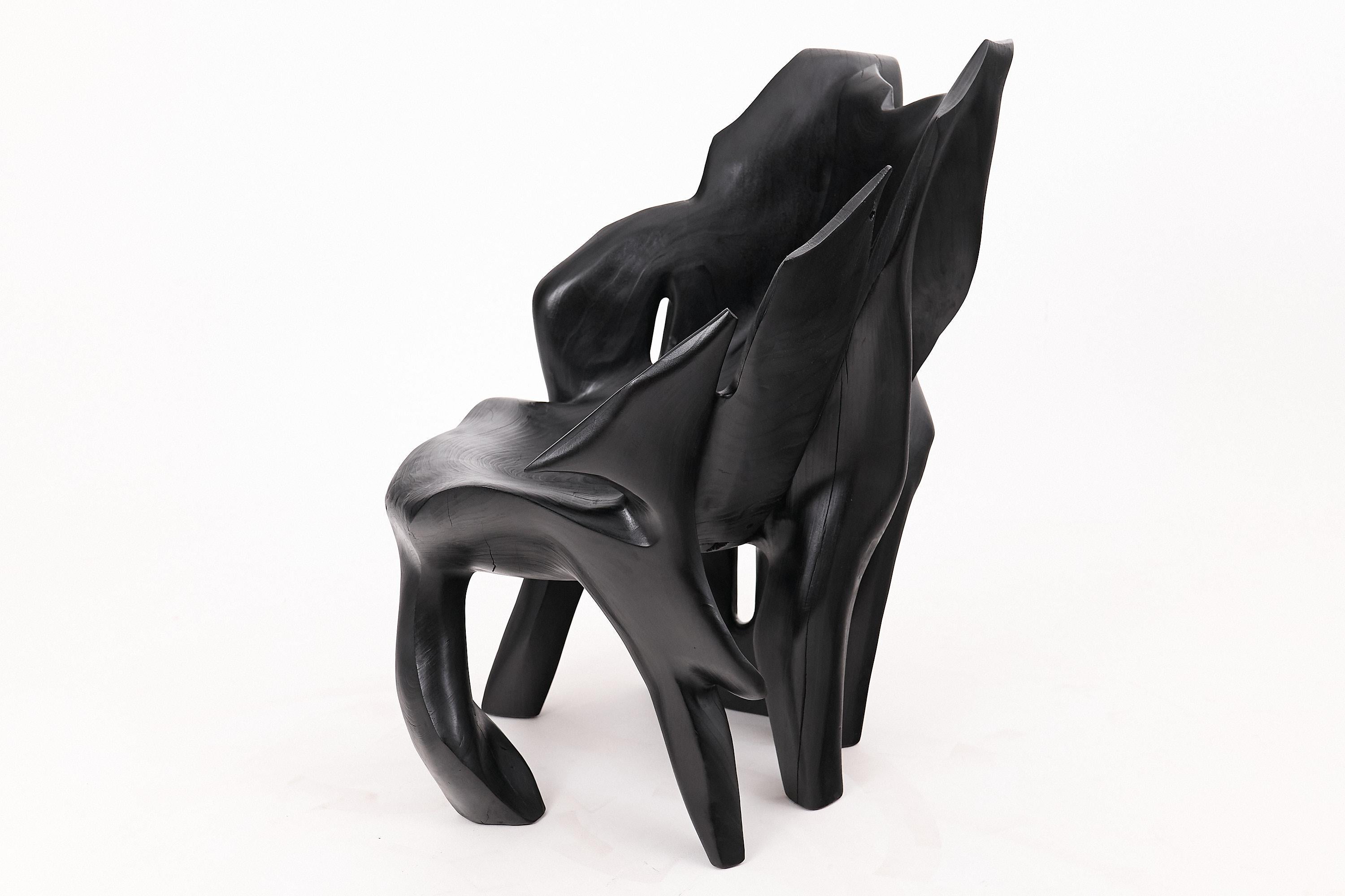 Fauteuil sculptural en Wood Wood noir carbonisé de forme organique par Logniture en vente 1