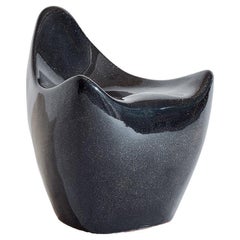 Chaise Popcorn sculpturale Galaxy noire en fibre de verre de Kunaal Kyhaan